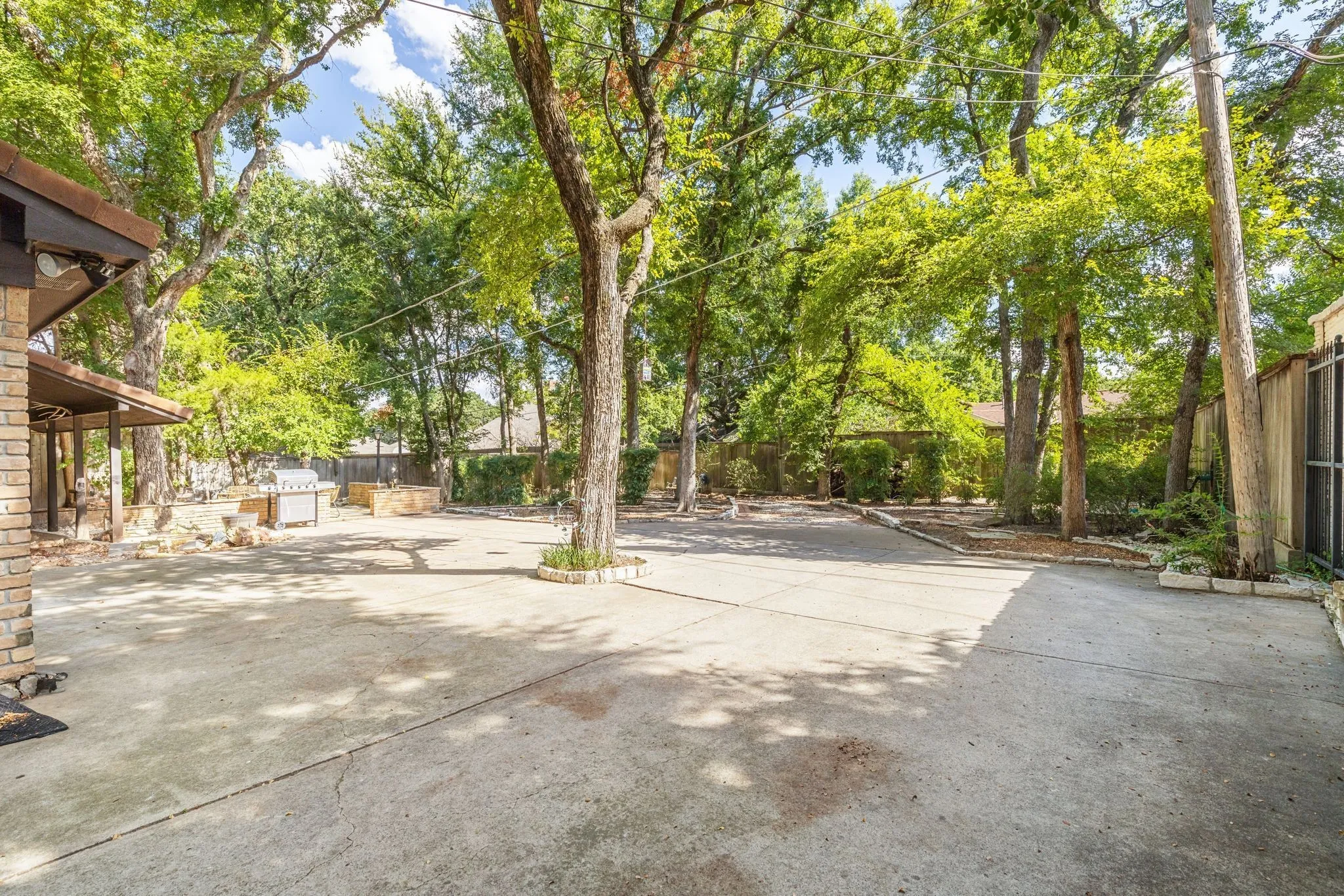 Single Family Residence For Sale in Tarrant County , 1100 Wayland Drive, Arlington, Texas 76012, 4 Bedroom, 3 Bathroom, 2 Garage spaces, 2,158 Sqft, built in 1976, mls#21369503, Real Estate Agent in Arlington, Homes For Sale in Tarrant county, Homes For Sale in Arlington, Realtor in Arlington Texas, Real Estate Brokerage Independent Realty Texas, Luminita Cordes Realtor