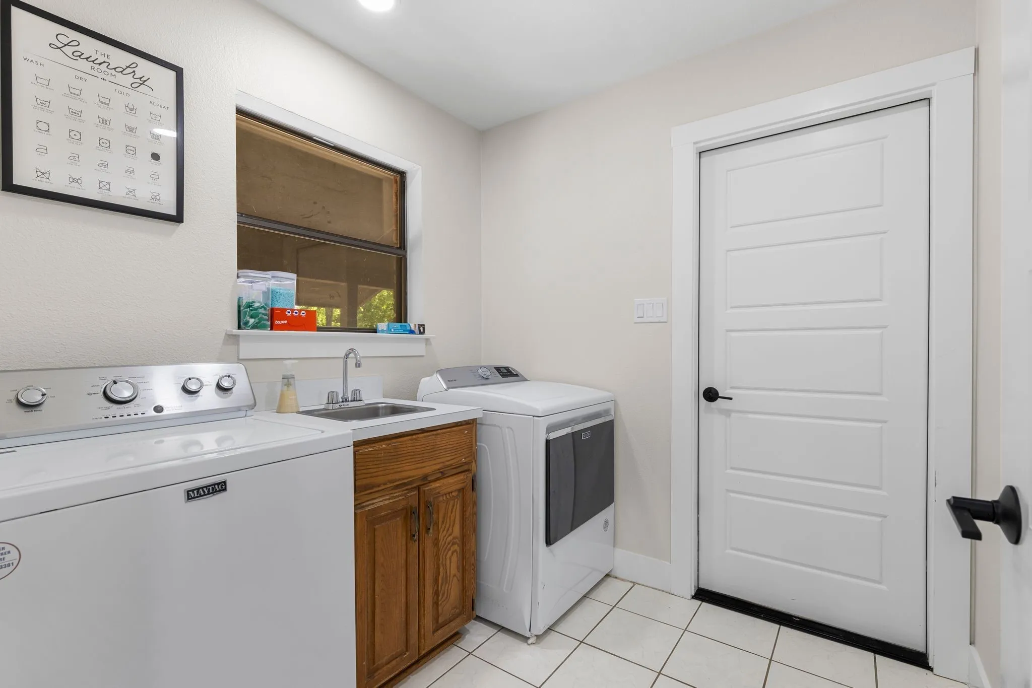 Single Family Residence For Sale in Tarrant County , 1100 Wayland Drive, Arlington, Texas 76012, 4 Bedroom, 3 Bathroom, 2 Garage spaces, 2,158 Sqft, built in 1976, mls#21369503, Real Estate Agent in Arlington, Homes For Sale in Tarrant county, Homes For Sale in Arlington, Realtor in Arlington Texas, Real Estate Brokerage Independent Realty Texas, Luminita Cordes Realtor
