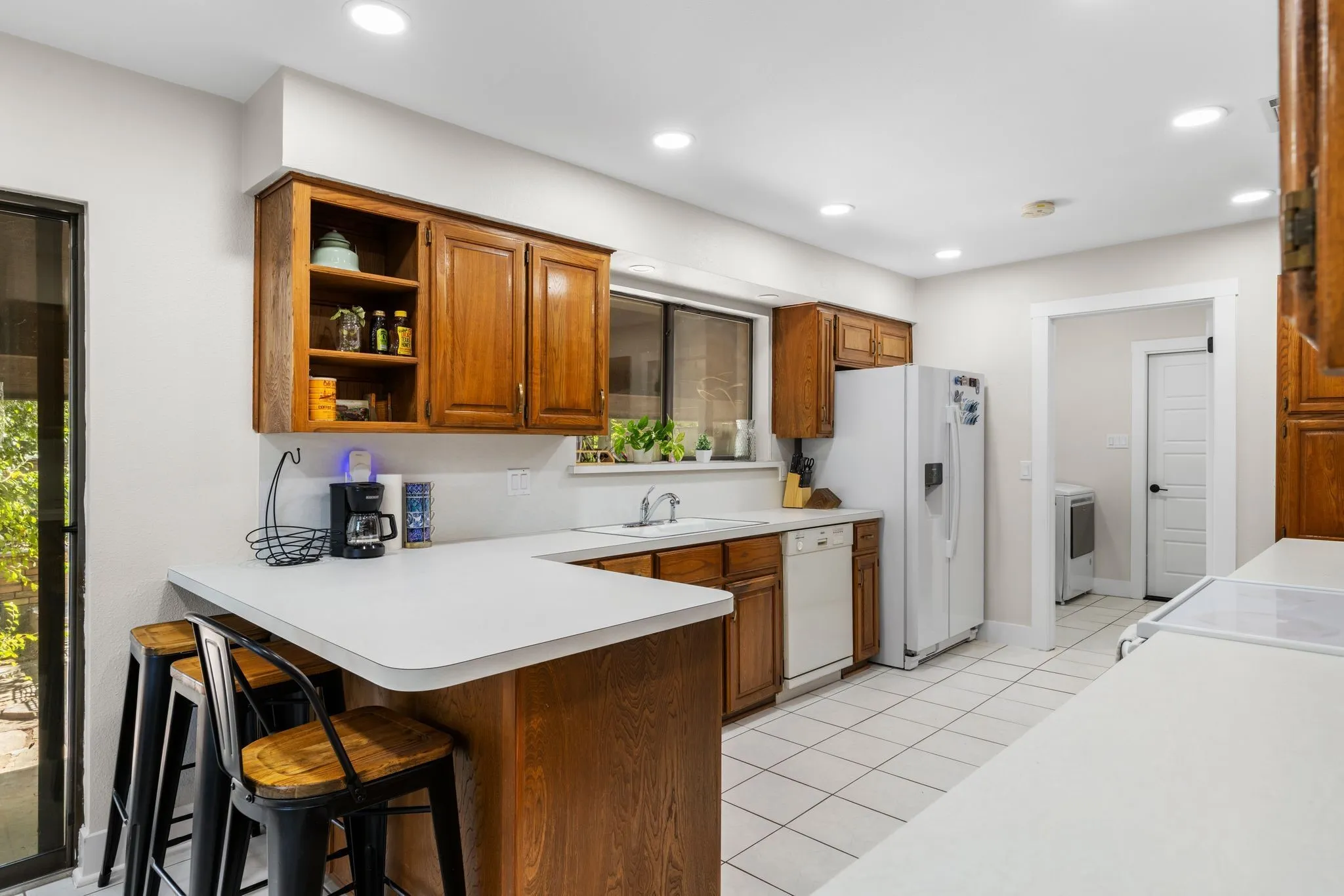 Single Family Residence For Sale in Tarrant County , 1100 Wayland Drive, Arlington, Texas 76012, 4 Bedroom, 3 Bathroom, 2 Garage spaces, 2,158 Sqft, built in 1976, mls#21369503, Real Estate Agent in Arlington, Homes For Sale in Tarrant county, Homes For Sale in Arlington, Realtor in Arlington Texas, Real Estate Brokerage Independent Realty Texas, Luminita Cordes Realtor