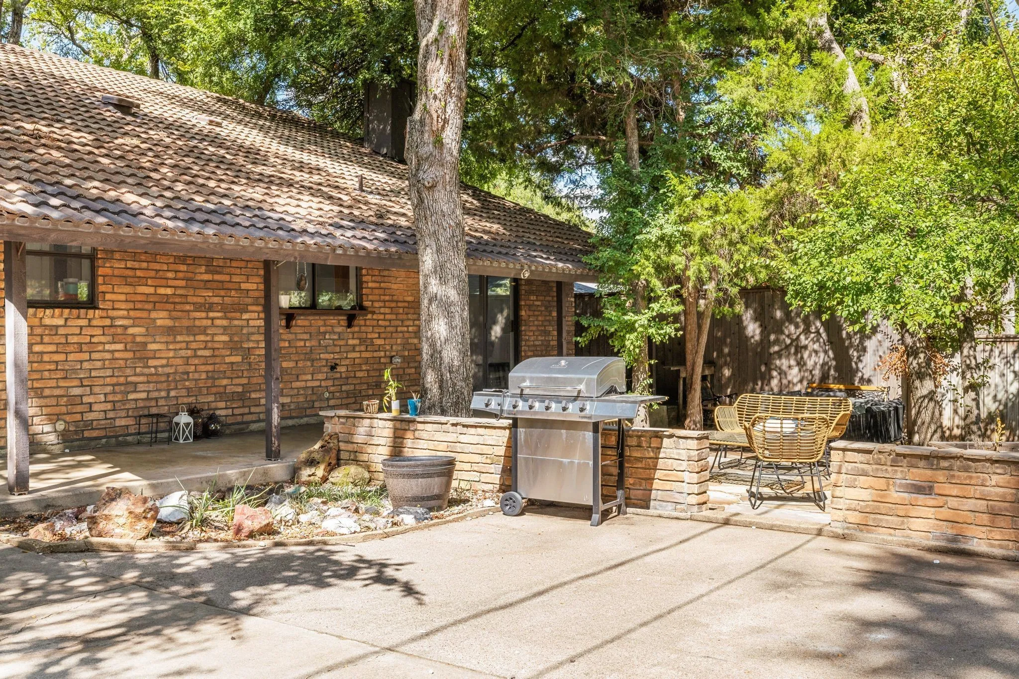 Single Family Residence For Sale in Tarrant County , 1100 Wayland Drive, Arlington, Texas 76012, 4 Bedroom, 3 Bathroom, 2 Garage spaces, 2,158 Sqft, built in 1976, mls#21369503, Real Estate Agent in Arlington, Homes For Sale in Tarrant county, Homes For Sale in Arlington, Realtor in Arlington Texas, Real Estate Brokerage Independent Realty Texas, Luminita Cordes Realtor