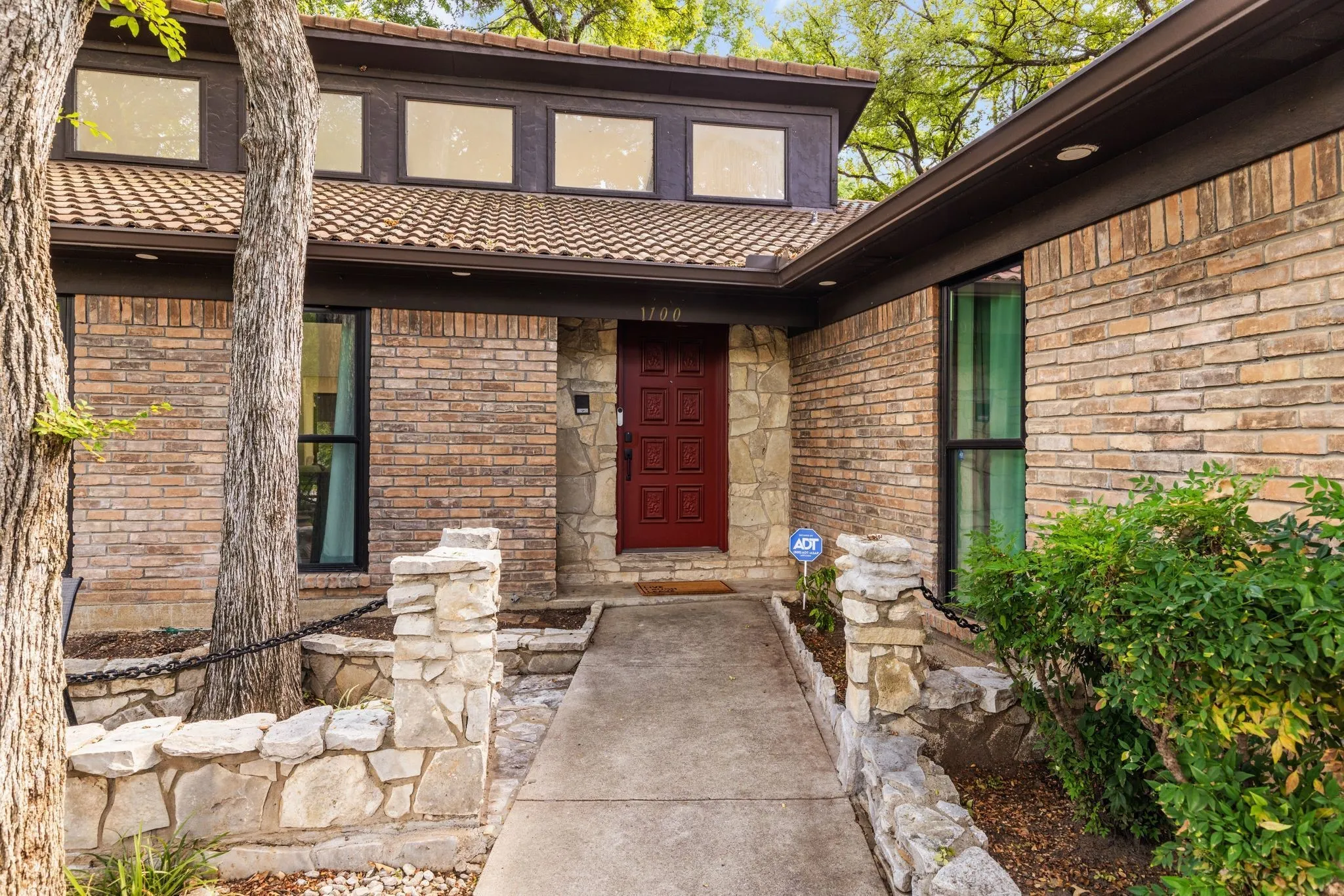 Single Family Residence For Sale in Tarrant County , 1100 Wayland Drive, Arlington, Texas 76012, 4 Bedroom, 3 Bathroom, 2 Garage spaces, 2,158 Sqft, built in 1976, mls#21369503, Real Estate Agent in Arlington, Homes For Sale in Tarrant county, Homes For Sale in Arlington, Realtor in Arlington Texas, Real Estate Brokerage Independent Realty Texas, Luminita Cordes Realtor