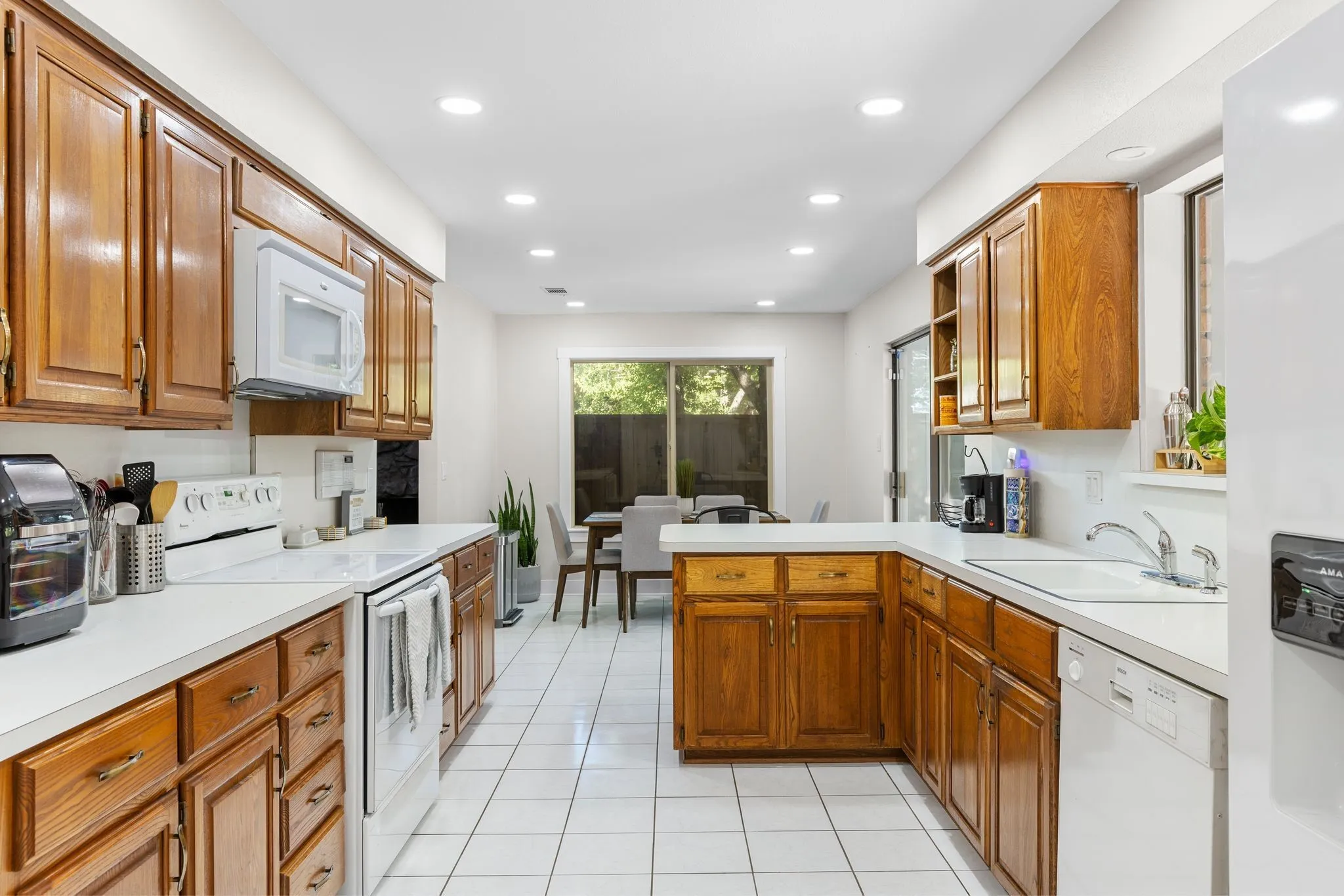 Single Family Residence For Sale in Tarrant County , 1100 Wayland Drive, Arlington, Texas 76012, 4 Bedroom, 3 Bathroom, 2 Garage spaces, 2,158 Sqft, built in 1976, mls#21369503, Real Estate Agent in Arlington, Homes For Sale in Tarrant county, Homes For Sale in Arlington, Realtor in Arlington Texas, Real Estate Brokerage Independent Realty Texas, Luminita Cordes Realtor