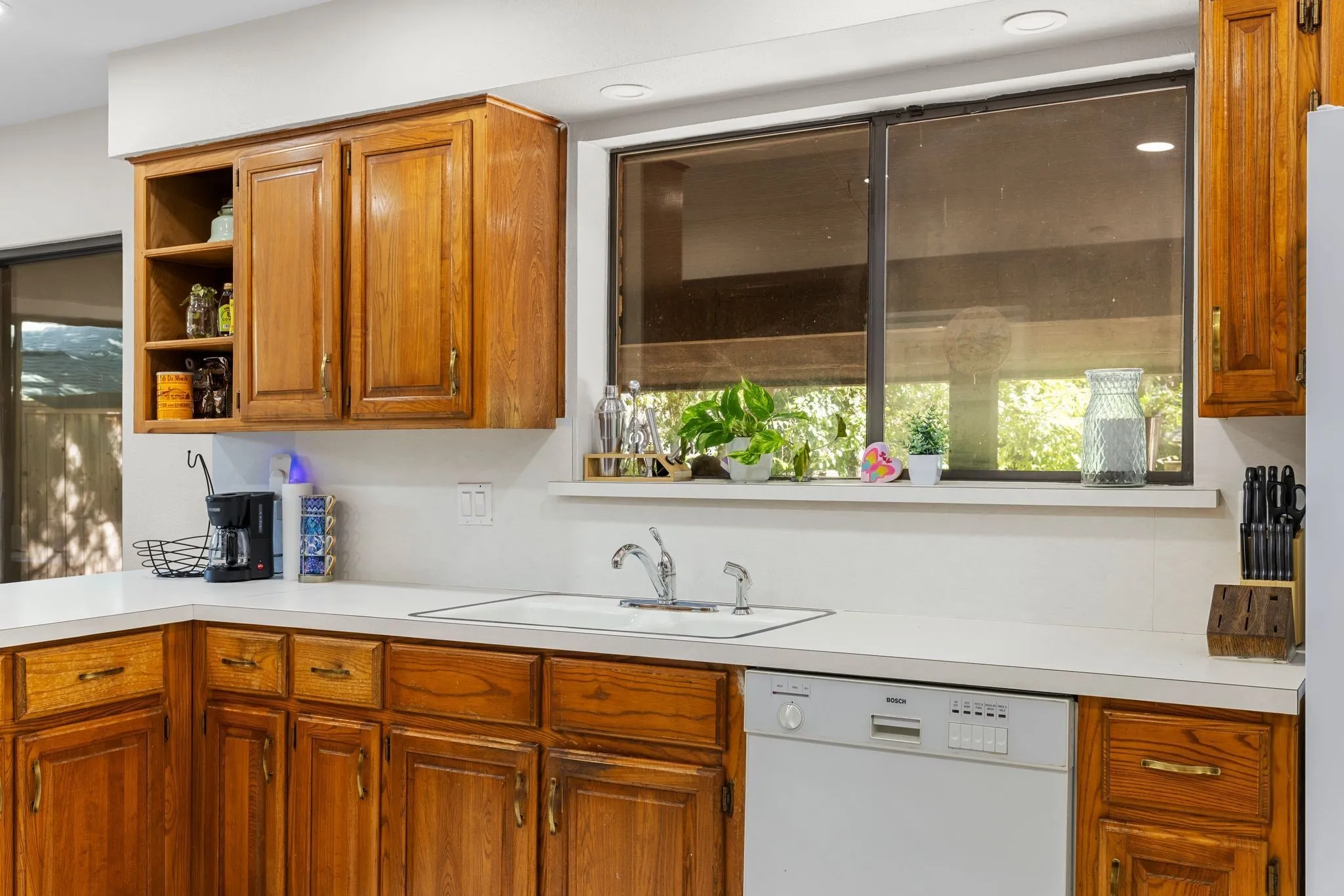 Single Family Residence For Sale in Tarrant County , 1100 Wayland Drive, Arlington, Texas 76012, 4 Bedroom, 3 Bathroom, 2 Garage spaces, 2,158 Sqft, built in 1976, mls#21369503, Real Estate Agent in Arlington, Homes For Sale in Tarrant county, Homes For Sale in Arlington, Realtor in Arlington Texas, Real Estate Brokerage Independent Realty Texas, Luminita Cordes Realtor