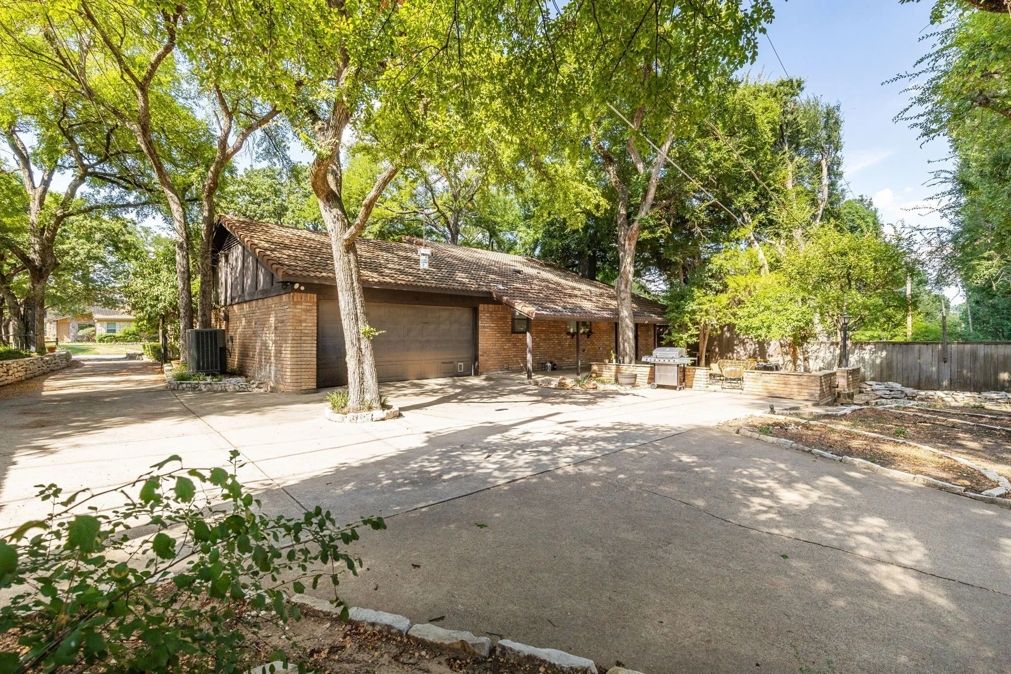 Single Family Residence For Sale in Tarrant County , 1100 Wayland Drive, Arlington, Texas 76012, 4 Bedroom, 3 Bathroom, 2 Garage spaces, 2,158 Sqft, built in 1976, mls#21369503, Real Estate Agent in Arlington, Homes For Sale in Tarrant county, Homes For Sale in Arlington, Realtor in Arlington Texas, Real Estate Brokerage Independent Realty Texas, Luminita Cordes Realtor