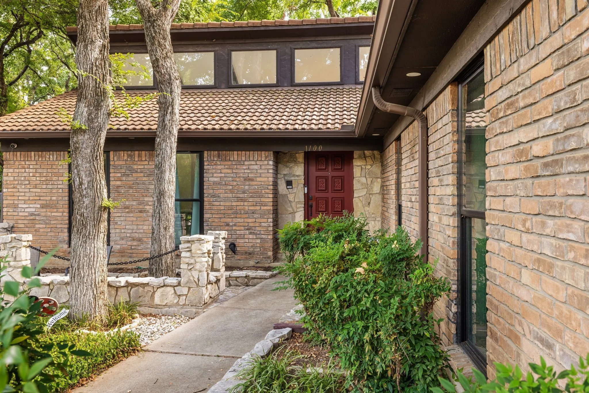 Single Family Residence For Sale in Tarrant County , 1100 Wayland Drive, Arlington, Texas 76012, 4 Bedroom, 3 Bathroom, 2 Garage spaces, 2,158 Sqft, built in 1976, mls#21369503, Real Estate Agent in Arlington, Homes For Sale in Tarrant county, Homes For Sale in Arlington, Realtor in Arlington Texas, Real Estate Brokerage Independent Realty Texas, Luminita Cordes Realtor