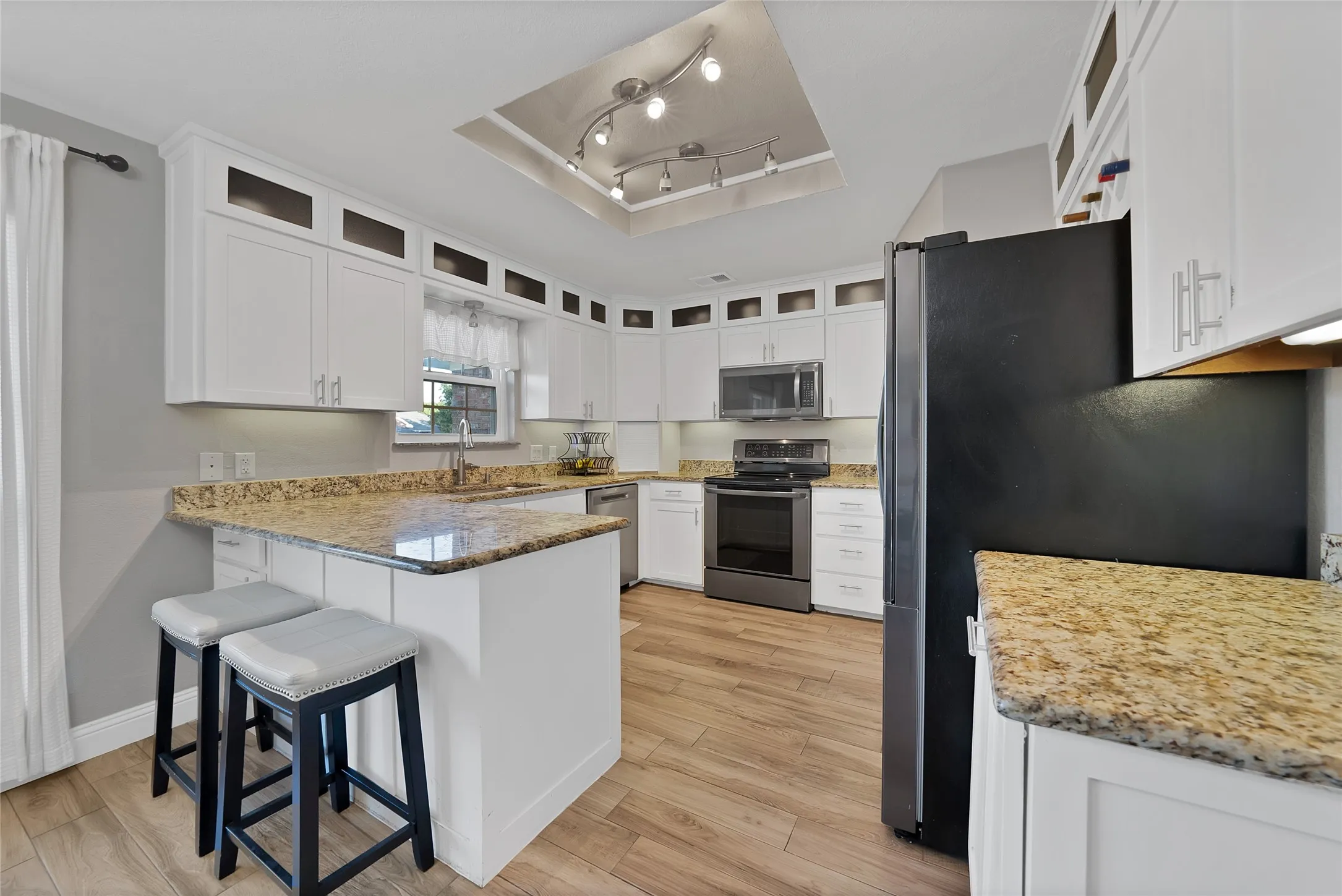 Single Family Residence For Sale in Tarrant County , 3840 Devonaire Drive, Fort Worth, Texas 76008, 3 Bedroom, 2 Bathroom, 2 Garage spaces, 1,772 Sqft, built in 1987, mls#21368970, Real Estate Agent in Fort Worth, Homes For Sale in Tarrant county, Homes For Sale in Fort Worth, Realtor in Fort Worth Texas, Real Estate Brokerage Independent Realty Texas, Luminita Cordes Realtor