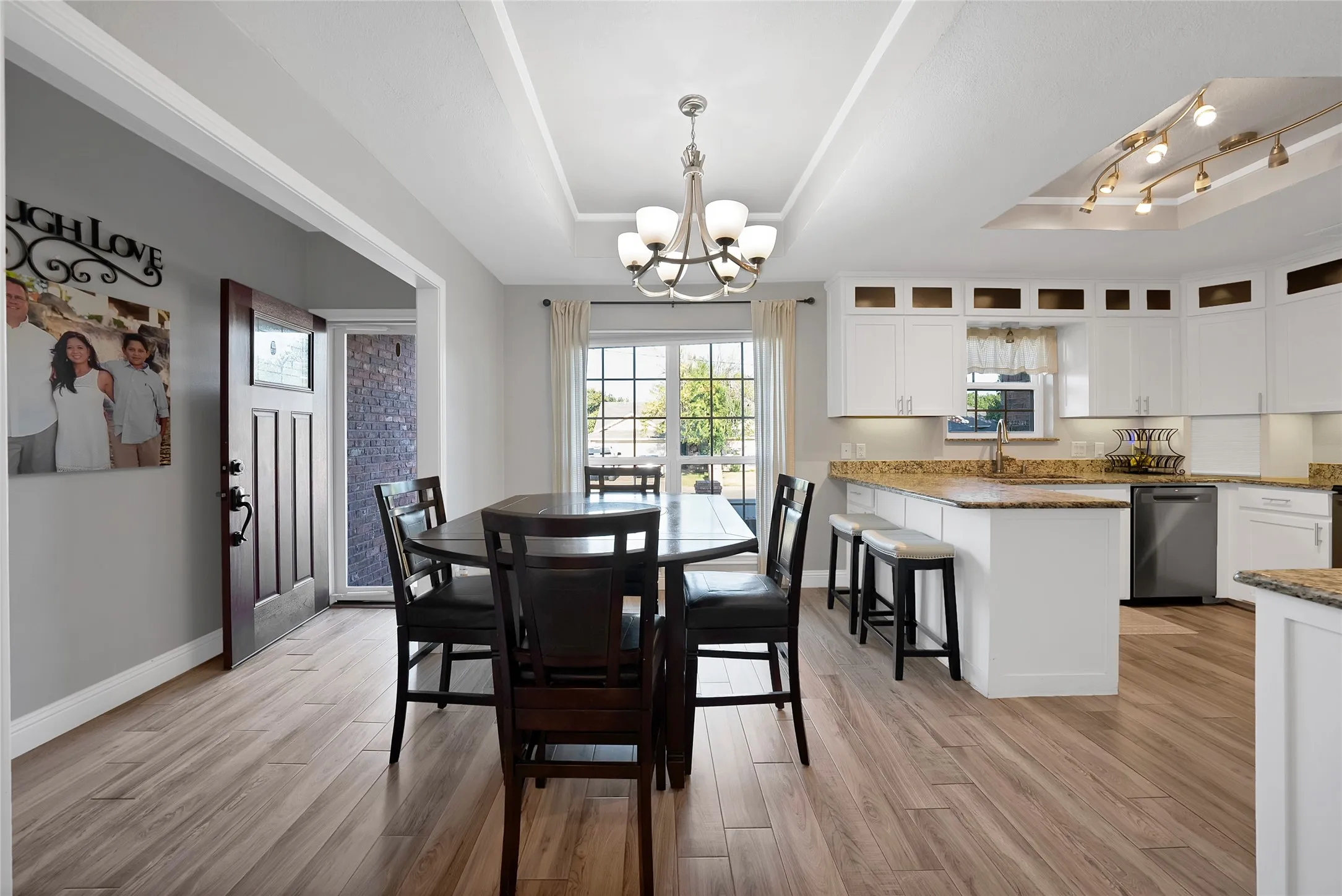 Single Family Residence For Sale in Tarrant County , 3840 Devonaire Drive, Fort Worth, Texas 76008, 3 Bedroom, 2 Bathroom, 2 Garage spaces, 1,772 Sqft, built in 1987, mls#21368970, Real Estate Agent in Fort Worth, Homes For Sale in Tarrant county, Homes For Sale in Fort Worth, Realtor in Fort Worth Texas, Real Estate Brokerage Independent Realty Texas, Luminita Cordes Realtor