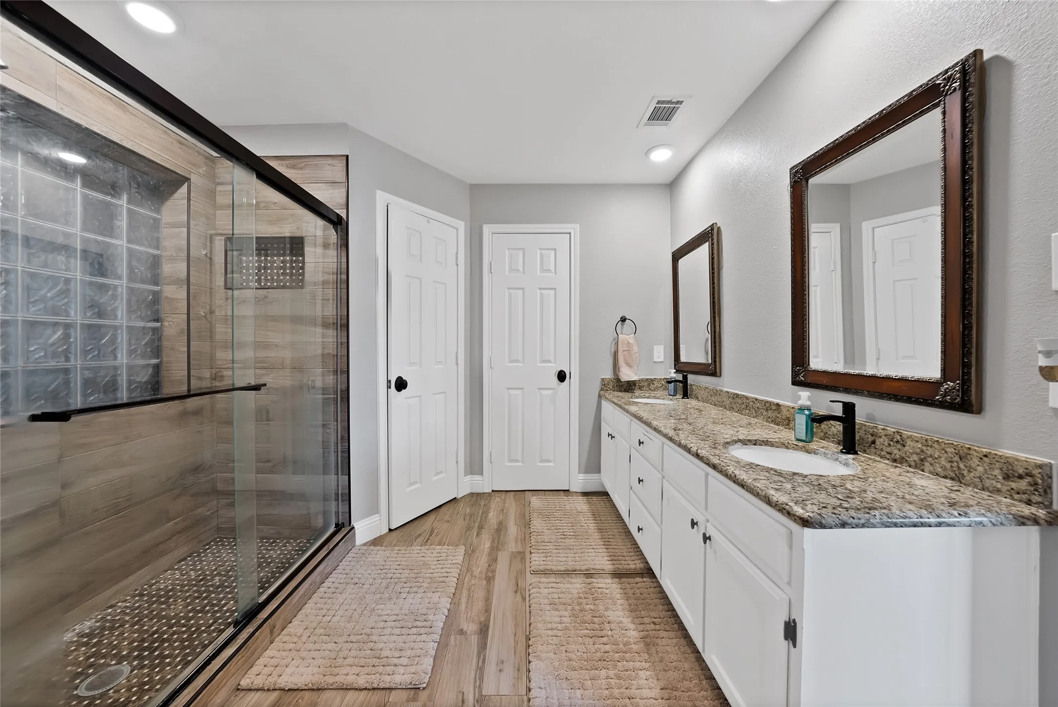 Single Family Residence For Sale in Tarrant County , 3840 Devonaire Drive, Fort Worth, Texas 76008, 3 Bedroom, 2 Bathroom, 2 Garage spaces, 1,772 Sqft, built in 1987, mls#21368970, Real Estate Agent in Fort Worth, Homes For Sale in Tarrant county, Homes For Sale in Fort Worth, Realtor in Fort Worth Texas, Real Estate Brokerage Independent Realty Texas, Luminita Cordes Realtor