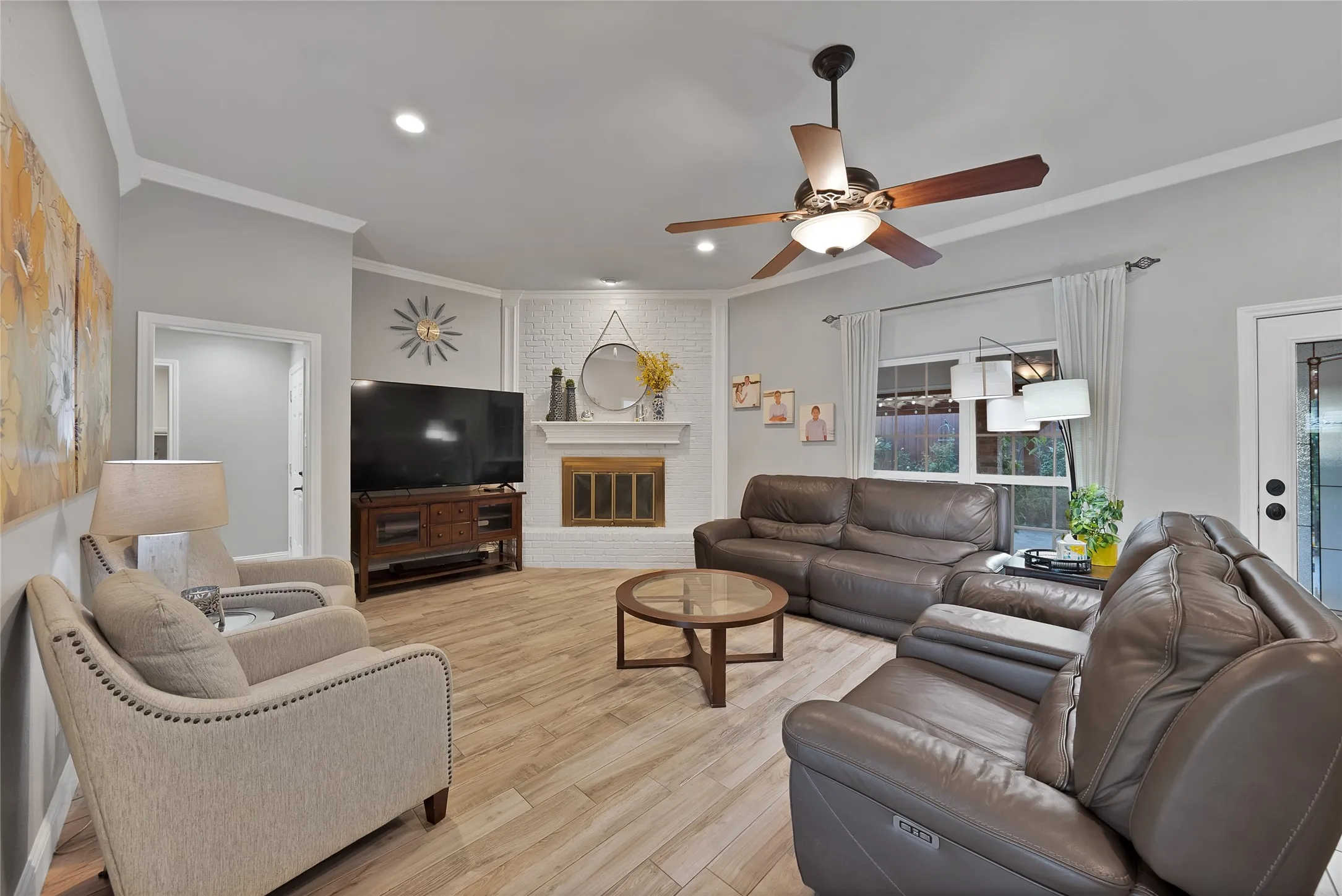 Single Family Residence For Sale in Tarrant County , 3840 Devonaire Drive, Fort Worth, Texas 76008, 3 Bedroom, 2 Bathroom, 2 Garage spaces, 1,772 Sqft, built in 1987, mls#21368970, Real Estate Agent in Fort Worth, Homes For Sale in Tarrant county, Homes For Sale in Fort Worth, Realtor in Fort Worth Texas, Real Estate Brokerage Independent Realty Texas, Luminita Cordes Realtor