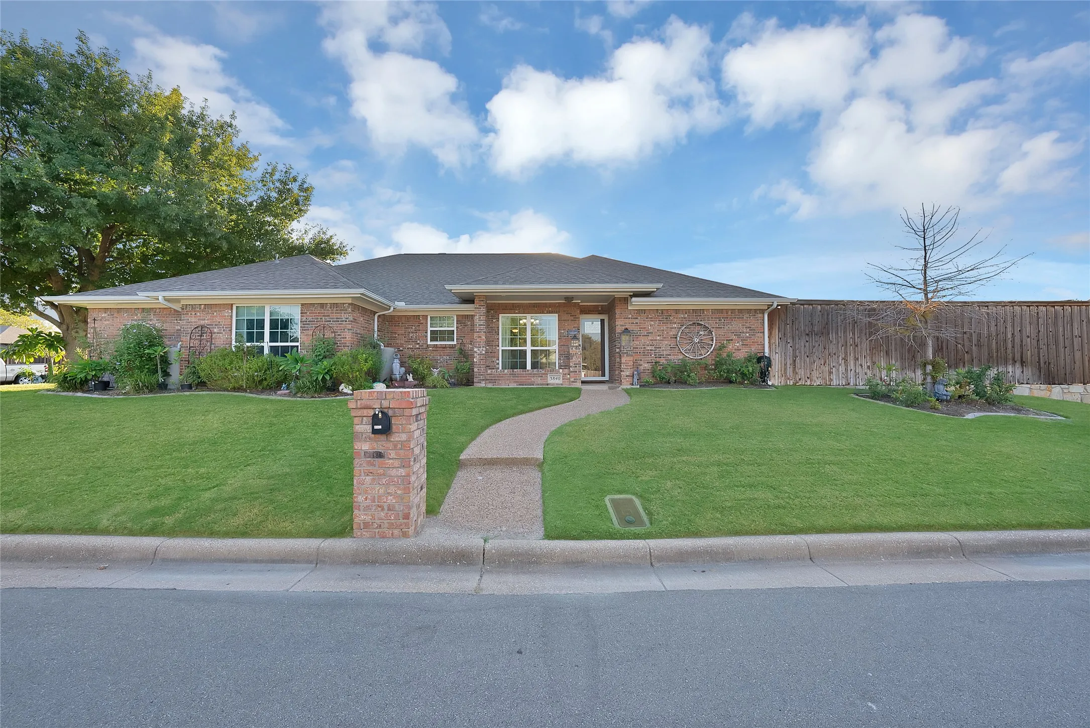 Single Family Residence For Sale in Tarrant County , 3840 Devonaire Drive, Fort Worth, Texas 76008, 3 Bedroom, 2 Bathroom, 2 Garage spaces, 1,772 Sqft, built in 1987, mls#21368970, Real Estate Agent in Fort Worth, Homes For Sale in Tarrant county, Homes For Sale in Fort Worth, Realtor in Fort Worth Texas, Real Estate Brokerage Independent Realty Texas, Luminita Cordes Realtor