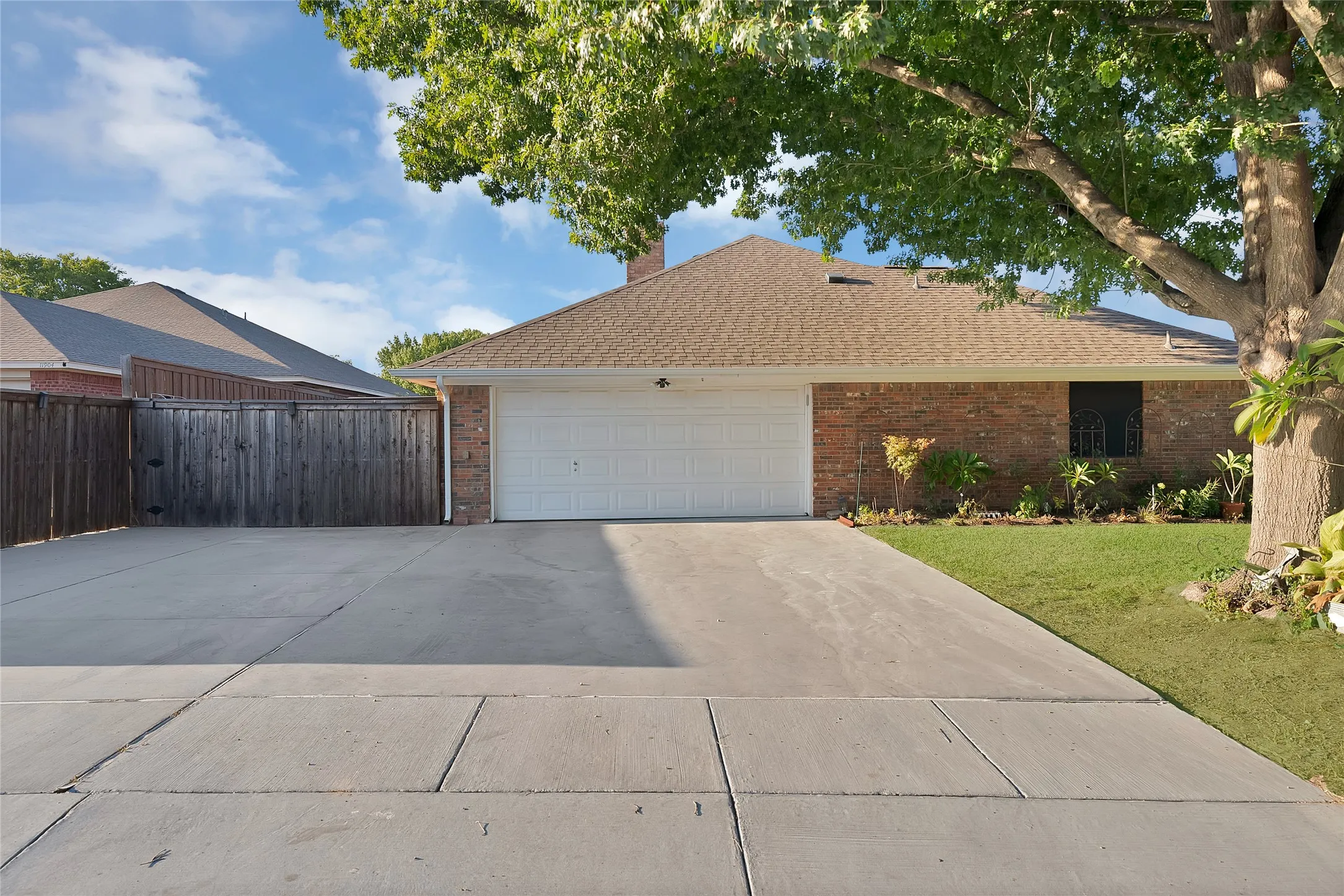 Single Family Residence For Sale in Tarrant County , 3840 Devonaire Drive, Fort Worth, Texas 76008, 3 Bedroom, 2 Bathroom, 2 Garage spaces, 1,772 Sqft, built in 1987, mls#21368970, Real Estate Agent in Fort Worth, Homes For Sale in Tarrant county, Homes For Sale in Fort Worth, Realtor in Fort Worth Texas, Real Estate Brokerage Independent Realty Texas, Luminita Cordes Realtor