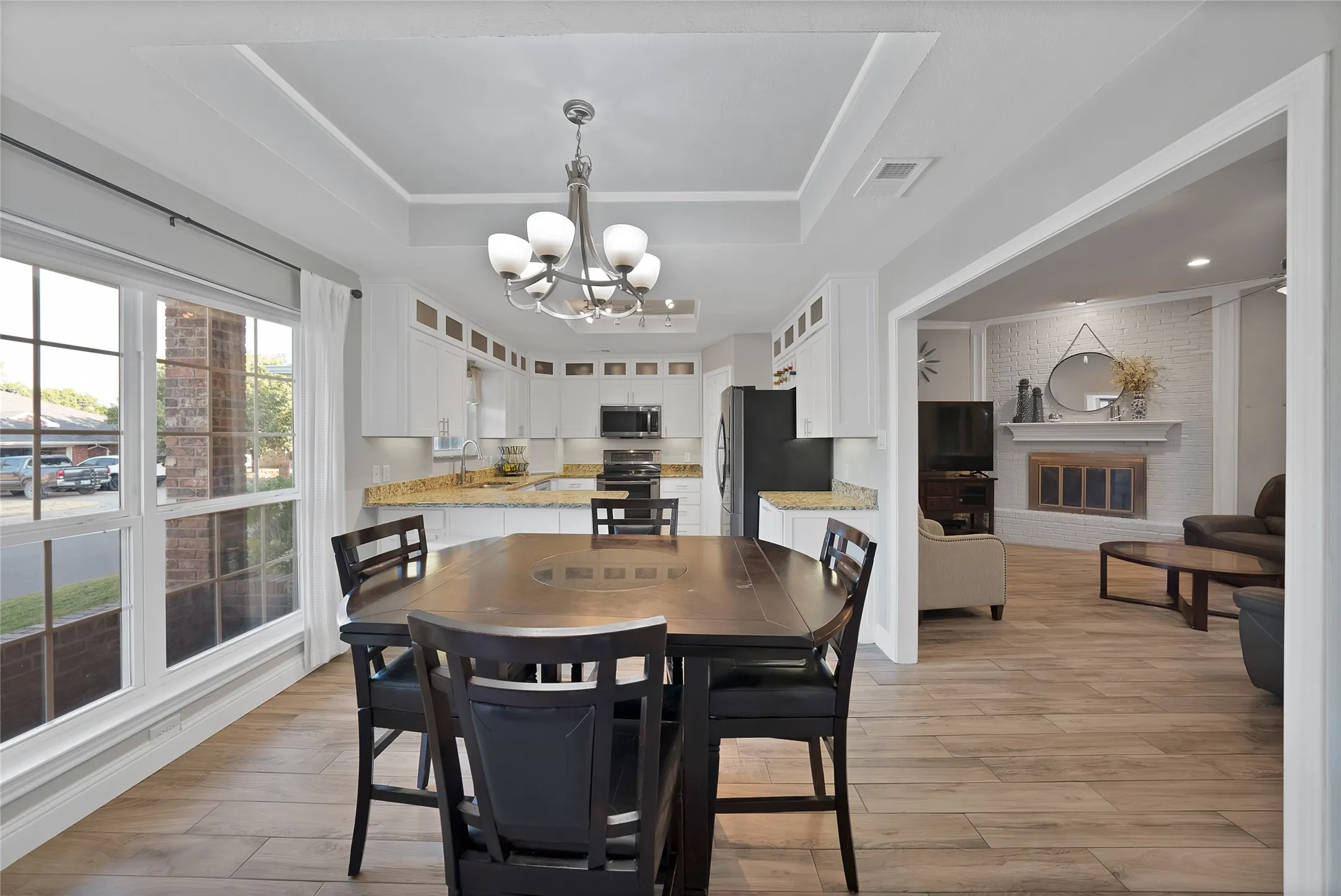 Single Family Residence For Sale in Tarrant County , 3840 Devonaire Drive, Fort Worth, Texas 76008, 3 Bedroom, 2 Bathroom, 2 Garage spaces, 1,772 Sqft, built in 1987, mls#21368970, Real Estate Agent in Fort Worth, Homes For Sale in Tarrant county, Homes For Sale in Fort Worth, Realtor in Fort Worth Texas, Real Estate Brokerage Independent Realty Texas, Luminita Cordes Realtor
