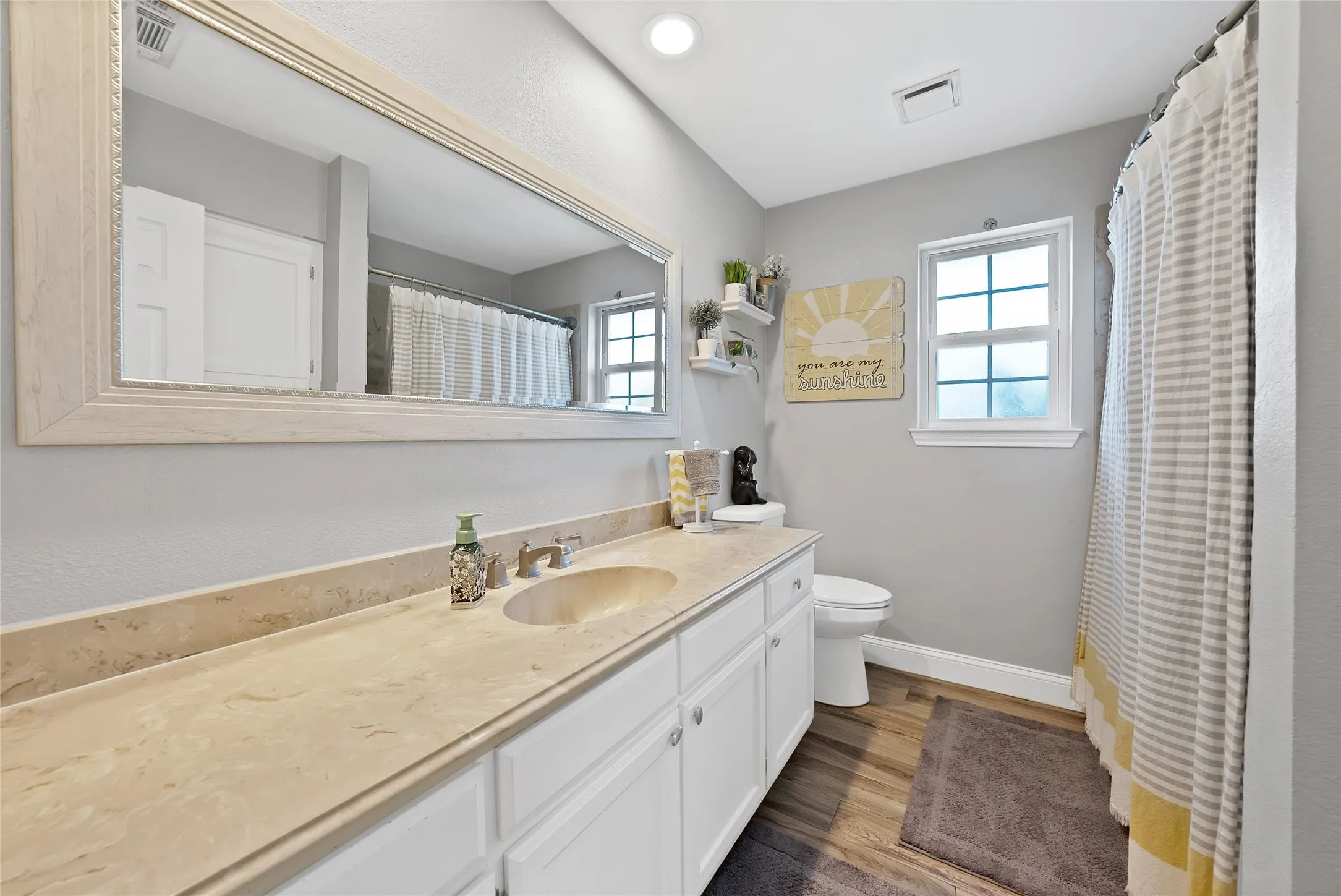 Single Family Residence For Sale in Tarrant County , 3840 Devonaire Drive, Fort Worth, Texas 76008, 3 Bedroom, 2 Bathroom, 2 Garage spaces, 1,772 Sqft, built in 1987, mls#21368970, Real Estate Agent in Fort Worth, Homes For Sale in Tarrant county, Homes For Sale in Fort Worth, Realtor in Fort Worth Texas, Real Estate Brokerage Independent Realty Texas, Luminita Cordes Realtor