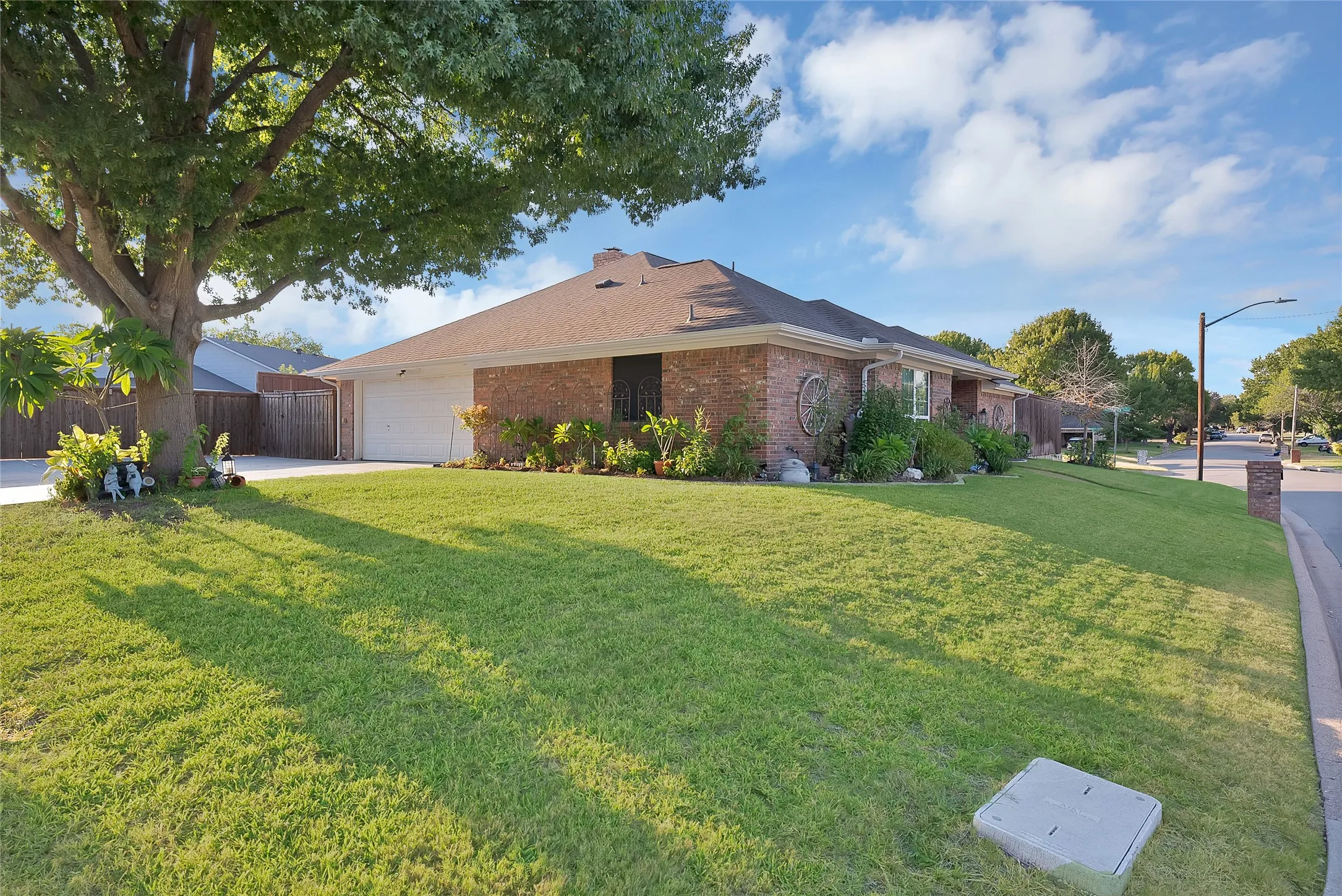 Single Family Residence For Sale in Tarrant County , 3840 Devonaire Drive, Fort Worth, Texas 76008, 3 Bedroom, 2 Bathroom, 2 Garage spaces, 1,772 Sqft, built in 1987, mls#21368970, Real Estate Agent in Fort Worth, Homes For Sale in Tarrant county, Homes For Sale in Fort Worth, Realtor in Fort Worth Texas, Real Estate Brokerage Independent Realty Texas, Luminita Cordes Realtor