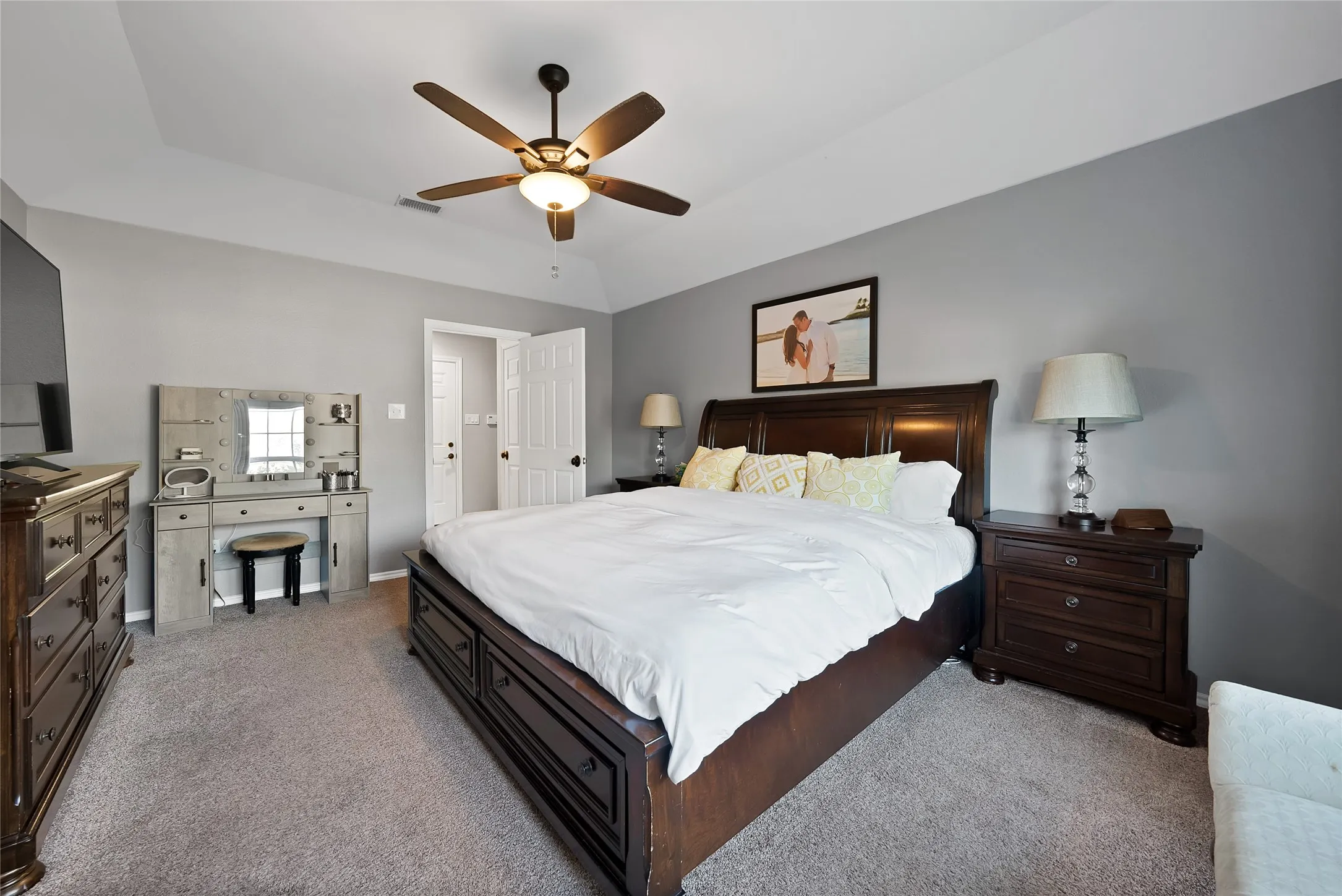 Single Family Residence For Sale in Tarrant County , 3840 Devonaire Drive, Fort Worth, Texas 76008, 3 Bedroom, 2 Bathroom, 2 Garage spaces, 1,772 Sqft, built in 1987, mls#21368970, Real Estate Agent in Fort Worth, Homes For Sale in Tarrant county, Homes For Sale in Fort Worth, Realtor in Fort Worth Texas, Real Estate Brokerage Independent Realty Texas, Luminita Cordes Realtor