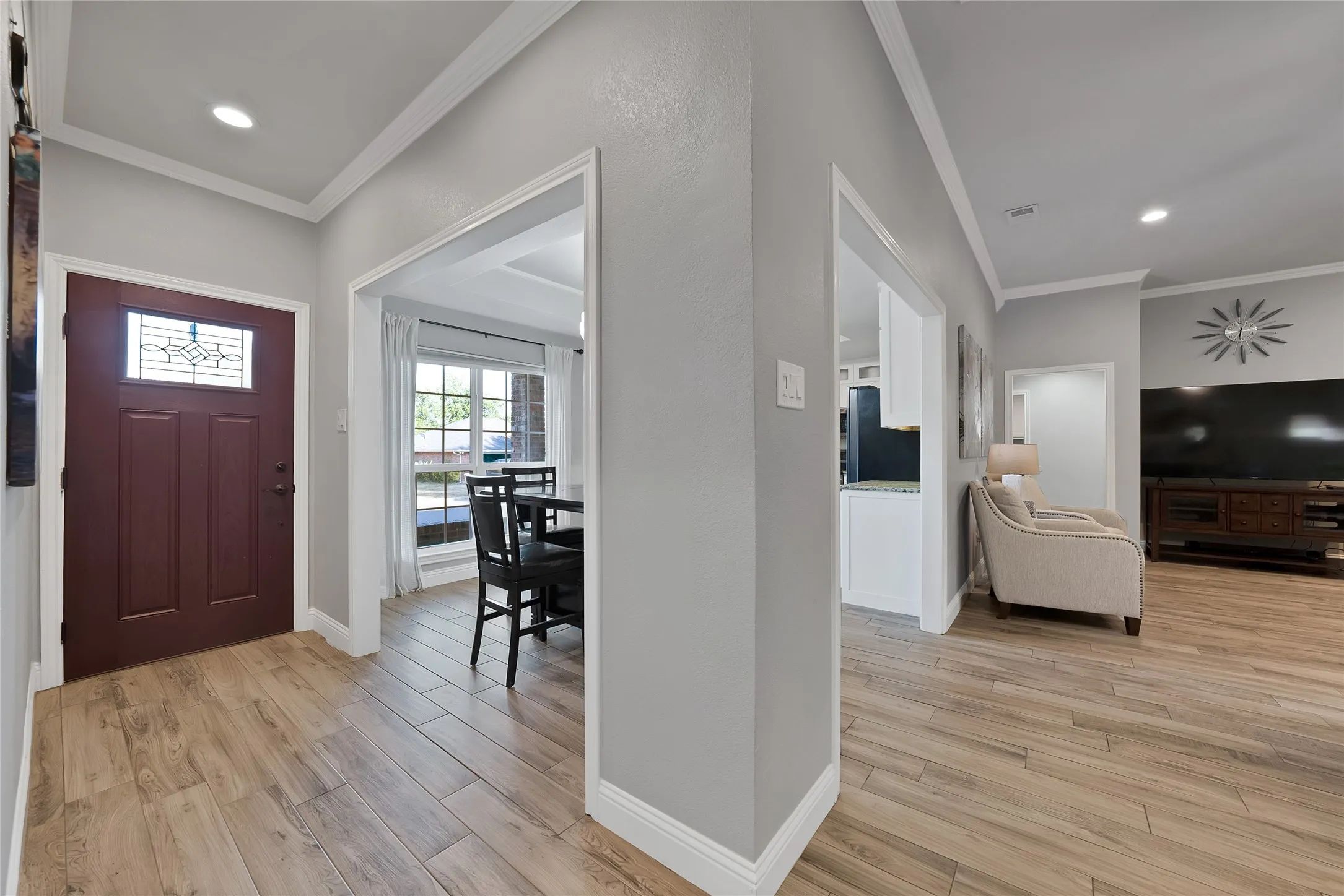 Single Family Residence For Sale in Tarrant County , 3840 Devonaire Drive, Fort Worth, Texas 76008, 3 Bedroom, 2 Bathroom, 2 Garage spaces, 1,772 Sqft, built in 1987, mls#21368970, Real Estate Agent in Fort Worth, Homes For Sale in Tarrant county, Homes For Sale in Fort Worth, Realtor in Fort Worth Texas, Real Estate Brokerage Independent Realty Texas, Luminita Cordes Realtor