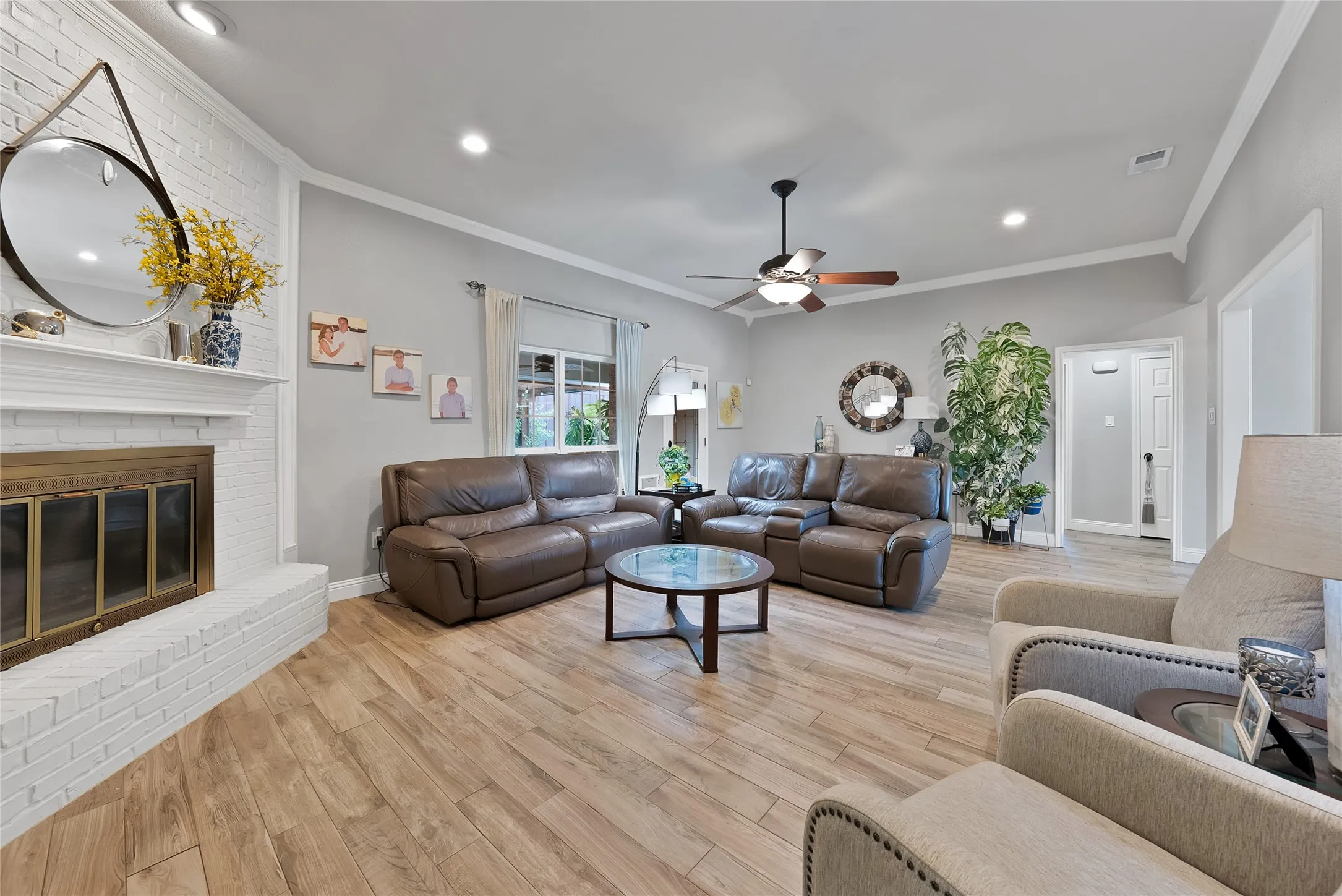 Single Family Residence For Sale in Tarrant County , 3840 Devonaire Drive, Fort Worth, Texas 76008, 3 Bedroom, 2 Bathroom, 2 Garage spaces, 1,772 Sqft, built in 1987, mls#21368970, Real Estate Agent in Fort Worth, Homes For Sale in Tarrant county, Homes For Sale in Fort Worth, Realtor in Fort Worth Texas, Real Estate Brokerage Independent Realty Texas, Luminita Cordes Realtor
