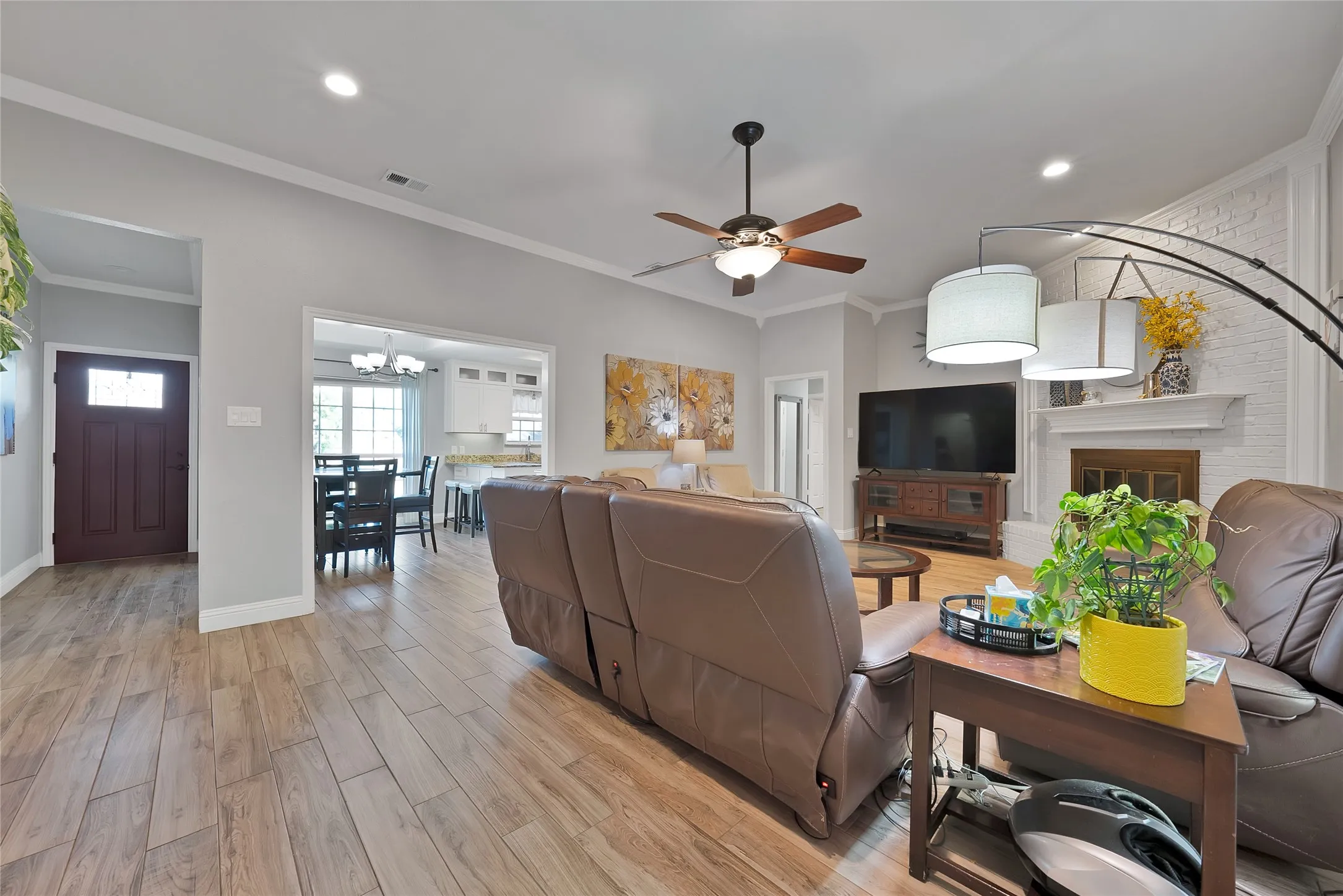 Single Family Residence For Sale in Tarrant County , 3840 Devonaire Drive, Fort Worth, Texas 76008, 3 Bedroom, 2 Bathroom, 2 Garage spaces, 1,772 Sqft, built in 1987, mls#21368970, Real Estate Agent in Fort Worth, Homes For Sale in Tarrant county, Homes For Sale in Fort Worth, Realtor in Fort Worth Texas, Real Estate Brokerage Independent Realty Texas, Luminita Cordes Realtor