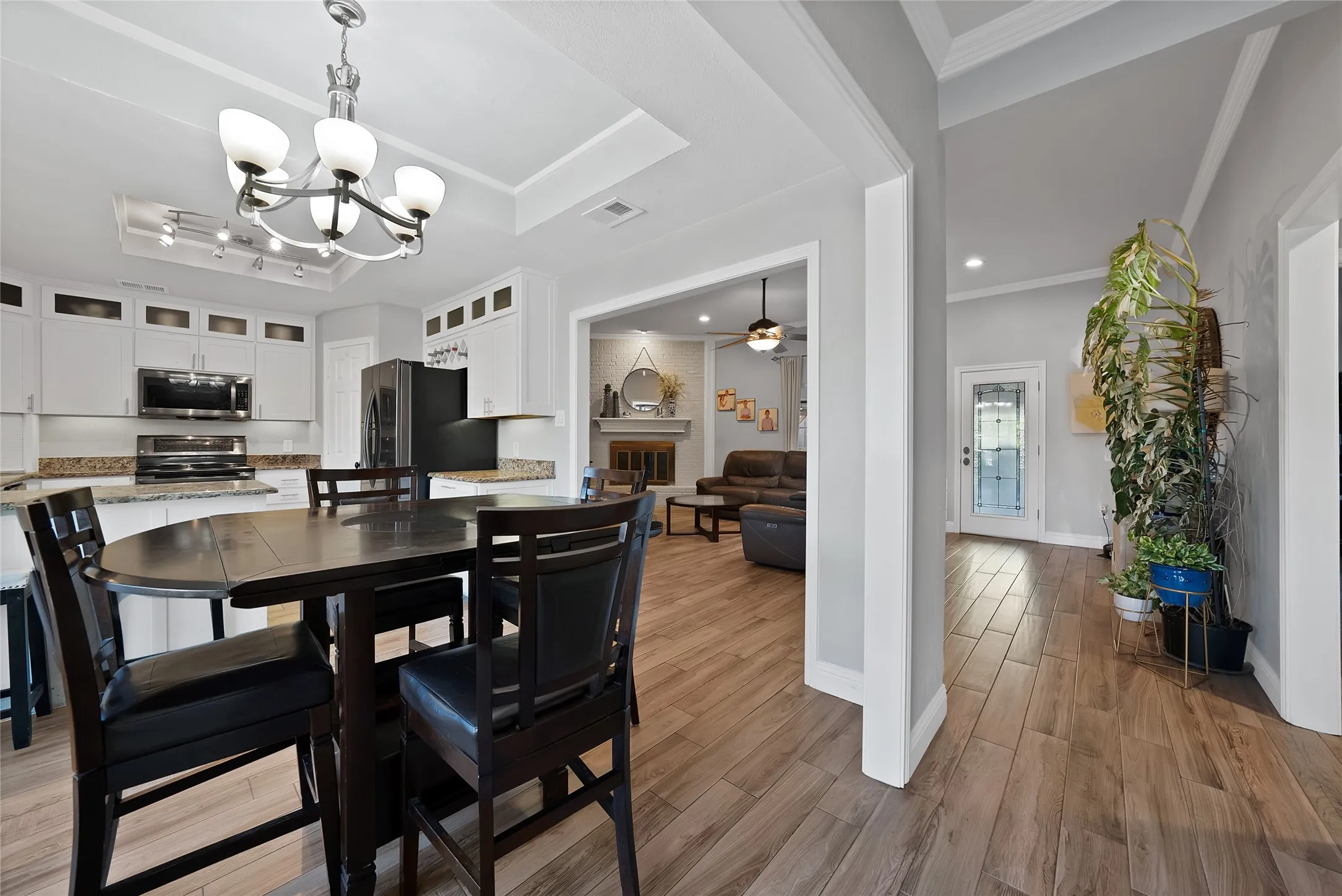 Single Family Residence For Sale in Tarrant County , 3840 Devonaire Drive, Fort Worth, Texas 76008, 3 Bedroom, 2 Bathroom, 2 Garage spaces, 1,772 Sqft, built in 1987, mls#21368970, Real Estate Agent in Fort Worth, Homes For Sale in Tarrant county, Homes For Sale in Fort Worth, Realtor in Fort Worth Texas, Real Estate Brokerage Independent Realty Texas, Luminita Cordes Realtor