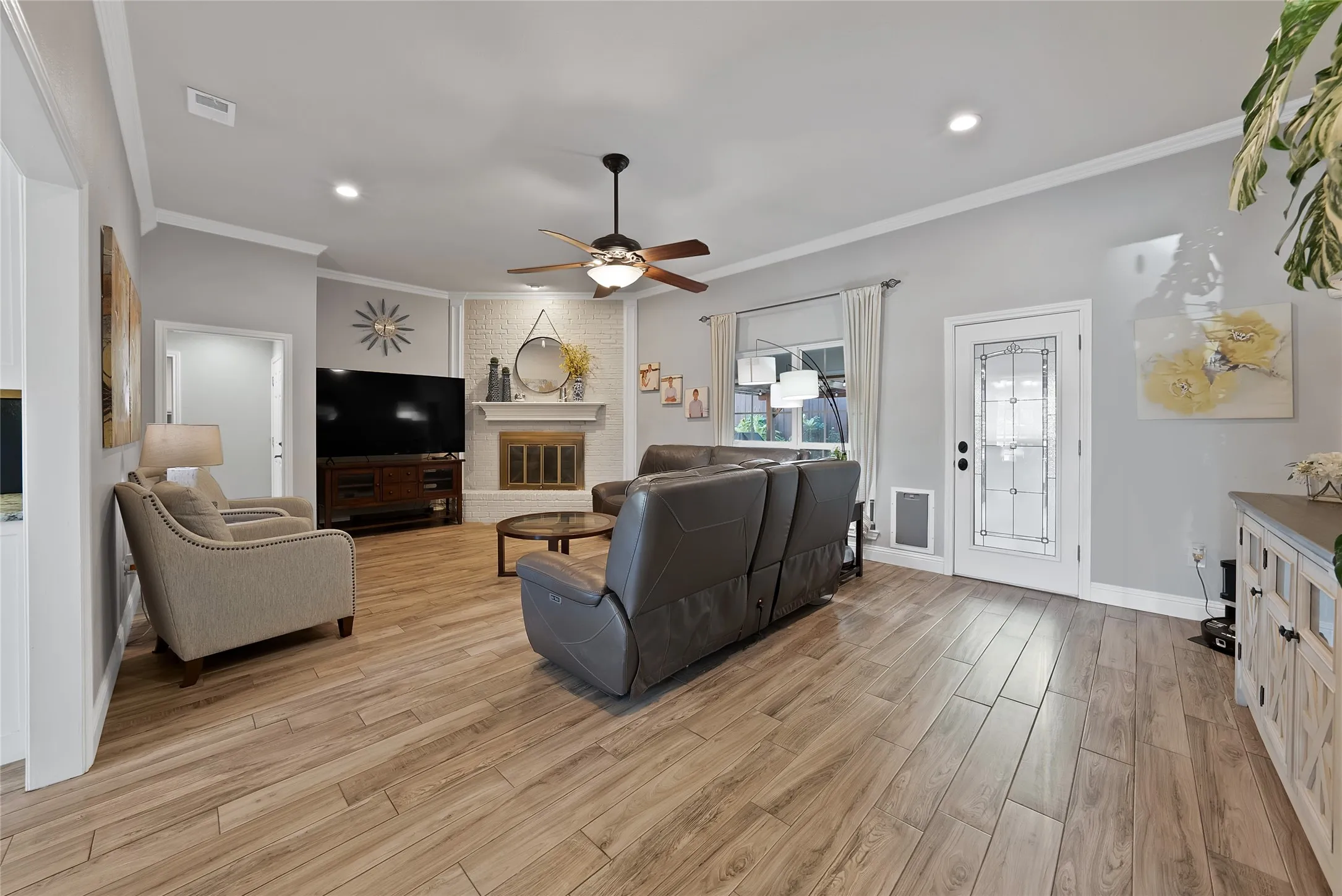 Single Family Residence For Sale in Tarrant County , 3840 Devonaire Drive, Fort Worth, Texas 76008, 3 Bedroom, 2 Bathroom, 2 Garage spaces, 1,772 Sqft, built in 1987, mls#21368970, Real Estate Agent in Fort Worth, Homes For Sale in Tarrant county, Homes For Sale in Fort Worth, Realtor in Fort Worth Texas, Real Estate Brokerage Independent Realty Texas, Luminita Cordes Realtor