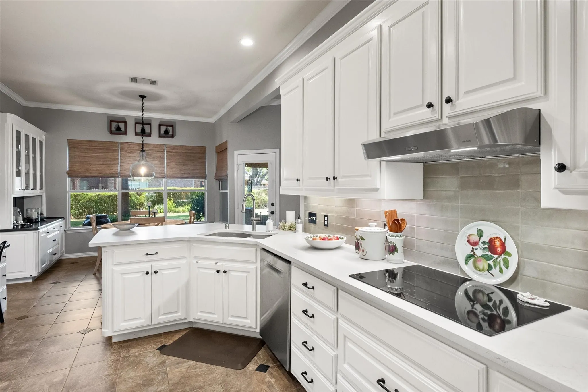 Lots of counter & cabinet space.