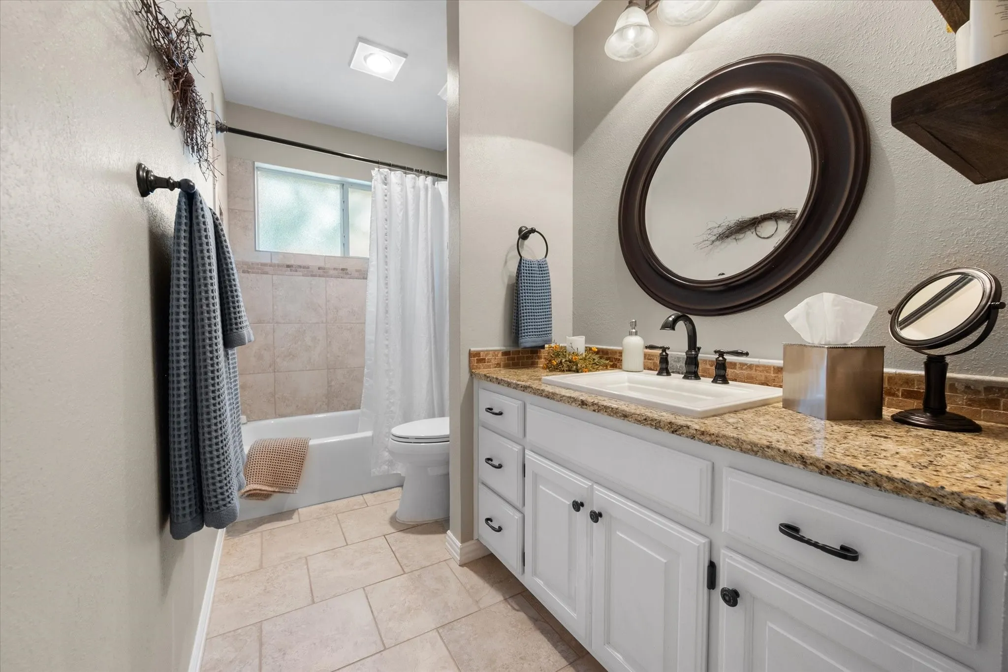 Secondary bathroom with tub