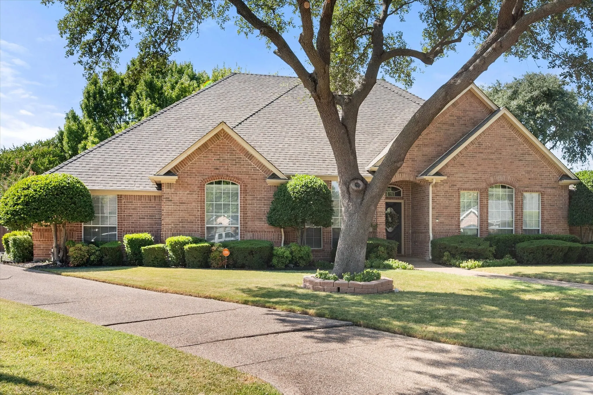 Single Family Residence For Sale in Tarrant County , 6 Inverness Court, Mansfield, Texas 76063, 3 Bedroom, 2 Bathroom, 2 Garage spaces, 2,380 Sqft, built in 1995, mls#21367971, Real Estate Agent in Mansfield, Homes For Sale in Tarrant county, Homes For Sale in Mansfield, Realtor in Mansfield Texas, Real Estate Brokerage Independent Realty Texas, Luminita Cordes Realtor