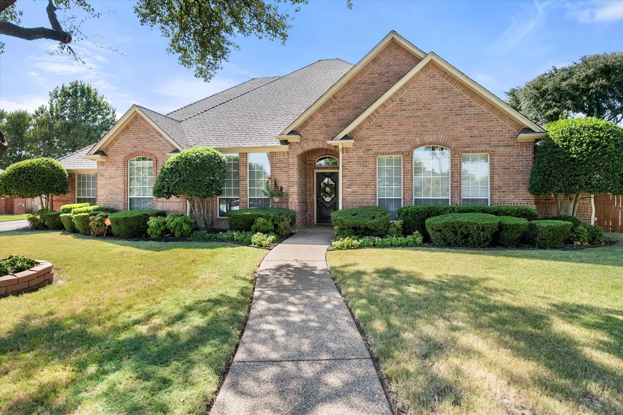 Single Family Residence For Sale in Tarrant County , 6 Inverness Court, Mansfield, Texas 76063, 3 Bedroom, 2 Bathroom, 2 Garage spaces, 2,380 Sqft, built in 1995, mls#21367971, Real Estate Agent in Mansfield, Homes For Sale in Tarrant county, Homes For Sale in Mansfield, Realtor in Mansfield Texas, Real Estate Brokerage Independent Realty Texas, Luminita Cordes Realtor