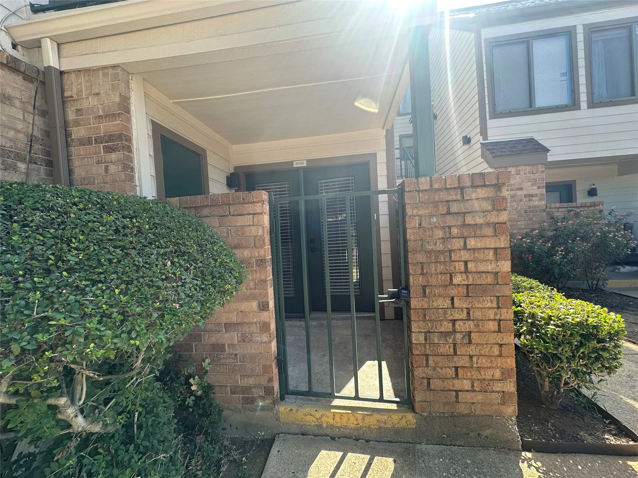 Condominium For Rent in Tarrant County , 2305 Basil Drive D108, Arlington, Texas 76006, 1 Bedroom, 1 Bathroom, Garage spaces, 662 Sqft, built in 1981, mls#21369053, Real Estate Agent in Arlington, Homes For Rent in Tarrant county, Homes For Rent in Arlington, Realtor in Arlington Texas, Real Estate Brokerage Independent Realty Texas, Luminita Cordes Realtor