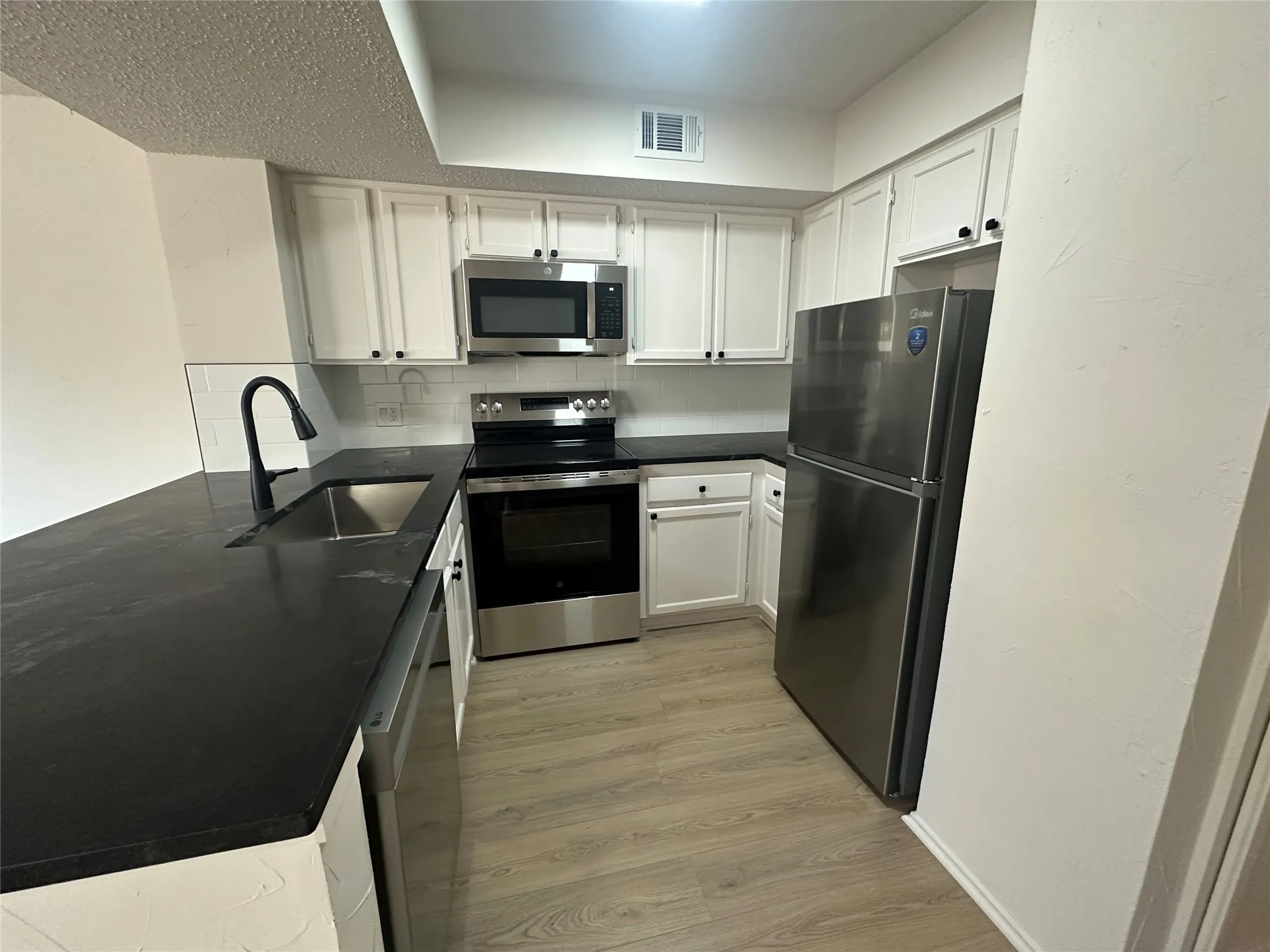 Condominium For Rent in Tarrant County , 2305 Basil Drive D108, Arlington, Texas 76006, 1 Bedroom, 1 Bathroom, Garage spaces, 662 Sqft, built in 1981, mls#21369053, Real Estate Agent in Arlington, Homes For Rent in Tarrant county, Homes For Rent in Arlington, Realtor in Arlington Texas, Real Estate Brokerage Independent Realty Texas, Luminita Cordes Realtor