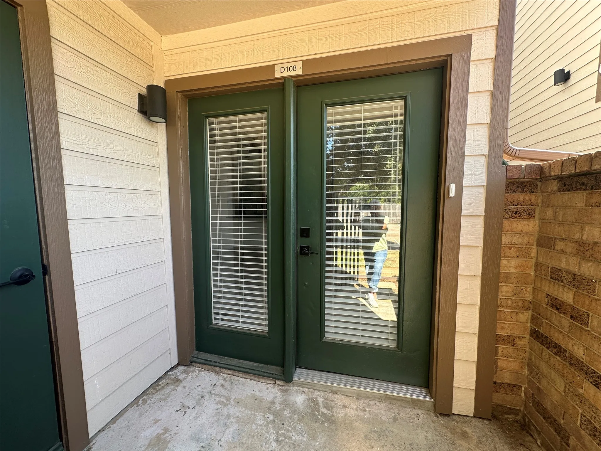 Condominium For Rent in Tarrant County , 2305 Basil Drive D108, Arlington, Texas 76006, 1 Bedroom, 1 Bathroom, Garage spaces, 662 Sqft, built in 1981, mls#21369053, Real Estate Agent in Arlington, Homes For Rent in Tarrant county, Homes For Rent in Arlington, Realtor in Arlington Texas, Real Estate Brokerage Independent Realty Texas, Luminita Cordes Realtor