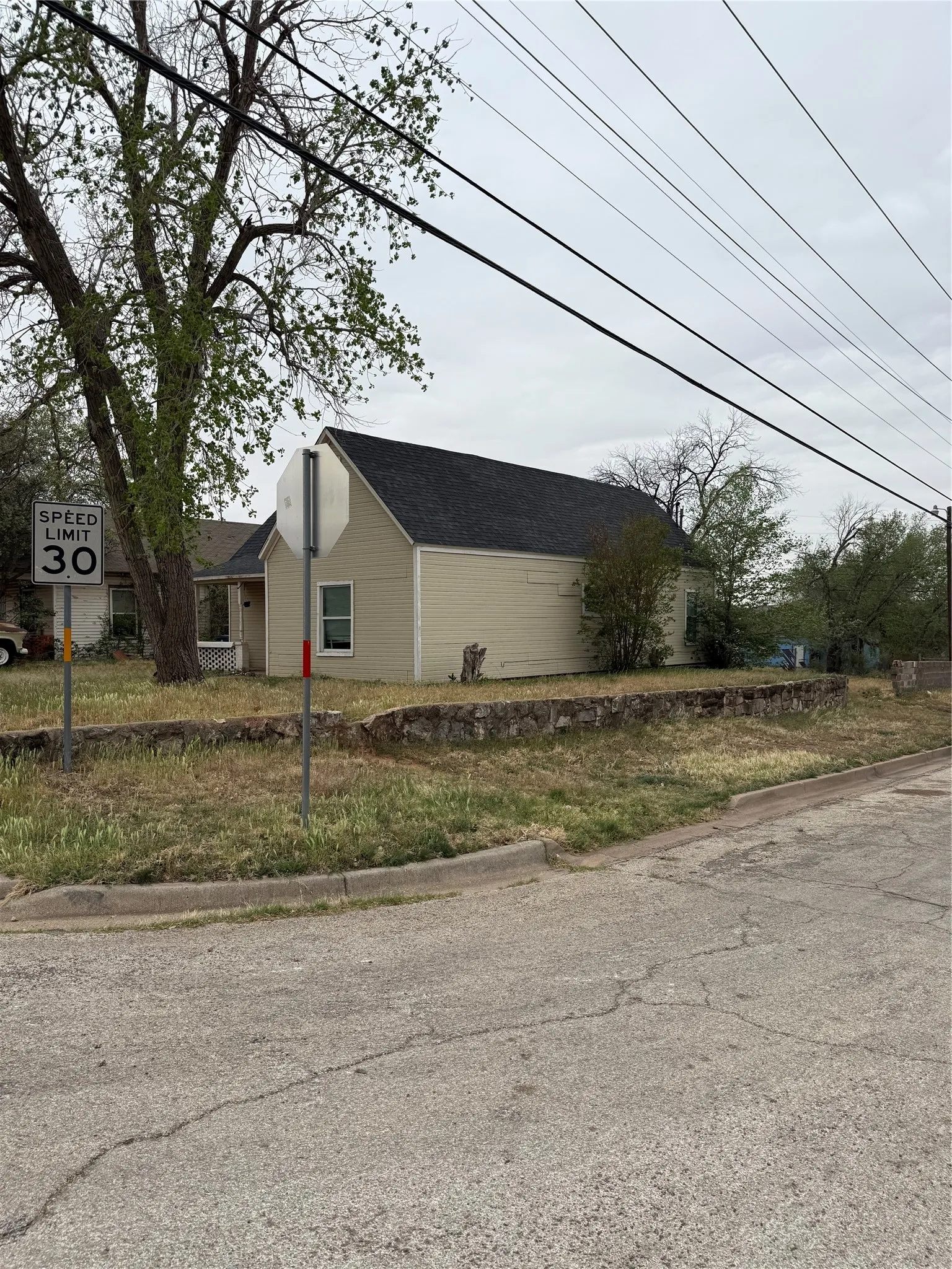 Single Family Residence For Sale in Nolan County , 911 Elm Street, Sweetwater, Texas 79556, 2 Bedroom, 2 Bathroom, Garage spaces, 1,176 Sqft, built in 0, mls#21369550, Real Estate Agent in Sweetwater, Homes For Sale in Nolan county, Homes For Sale in Sweetwater, Realtor in Sweetwater Texas, Real Estate Brokerage Independent Realty Texas, Luminita Cordes Realtor
