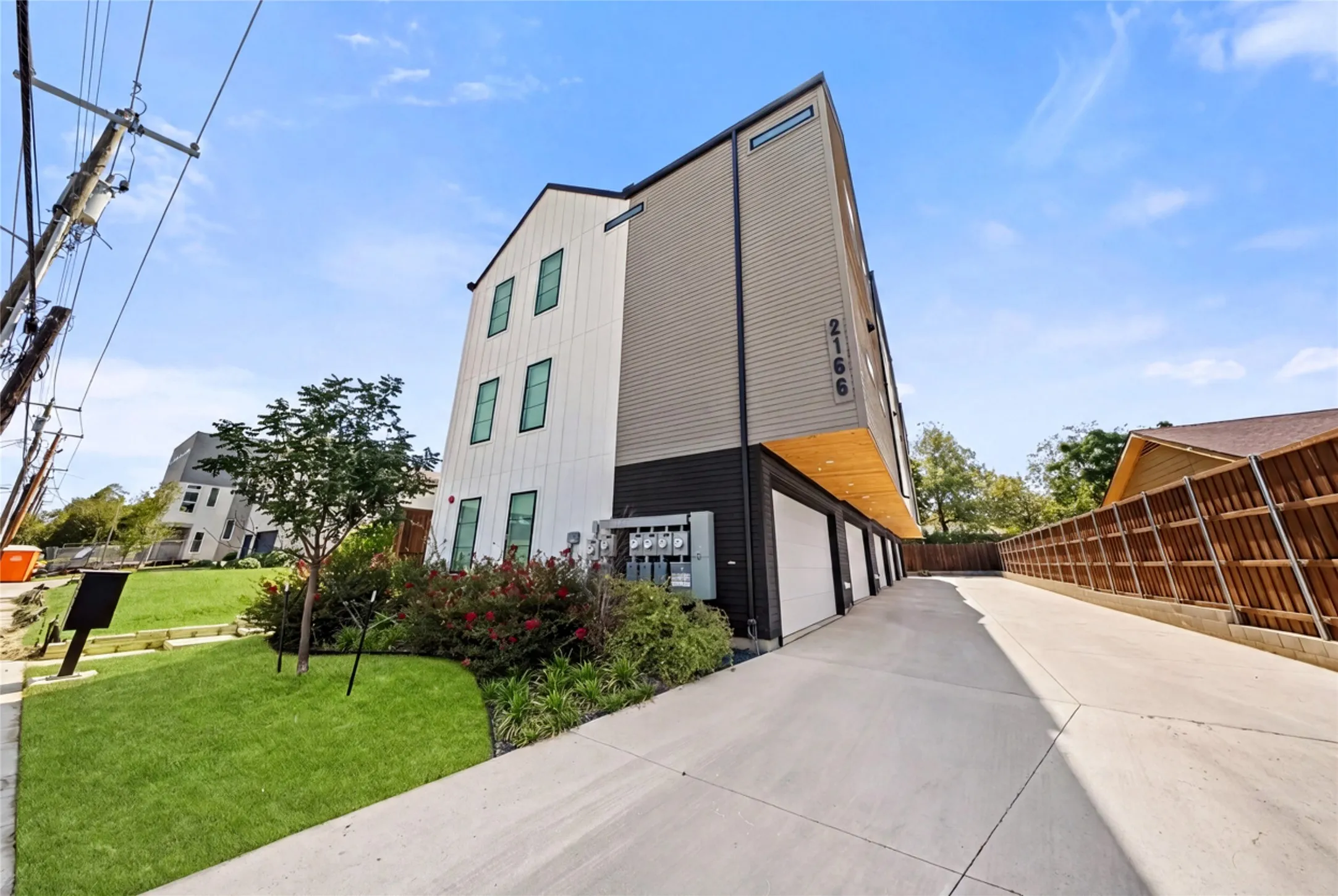 Condominium For Sale in Dallas County , 2166 Lovedale Avenue 102, Dallas, Texas 75235, 2 Bedroom, 3 Bathroom, 2 Garage spaces, 1,591 Sqft, built in 2023, mls#21369087, Real Estate Agent in Dallas, Homes For Sale in Dallas county, Homes For Sale in Dallas, Realtor in Dallas Texas, Real Estate Brokerage Independent Realty Texas, Luminita Cordes Realtor
