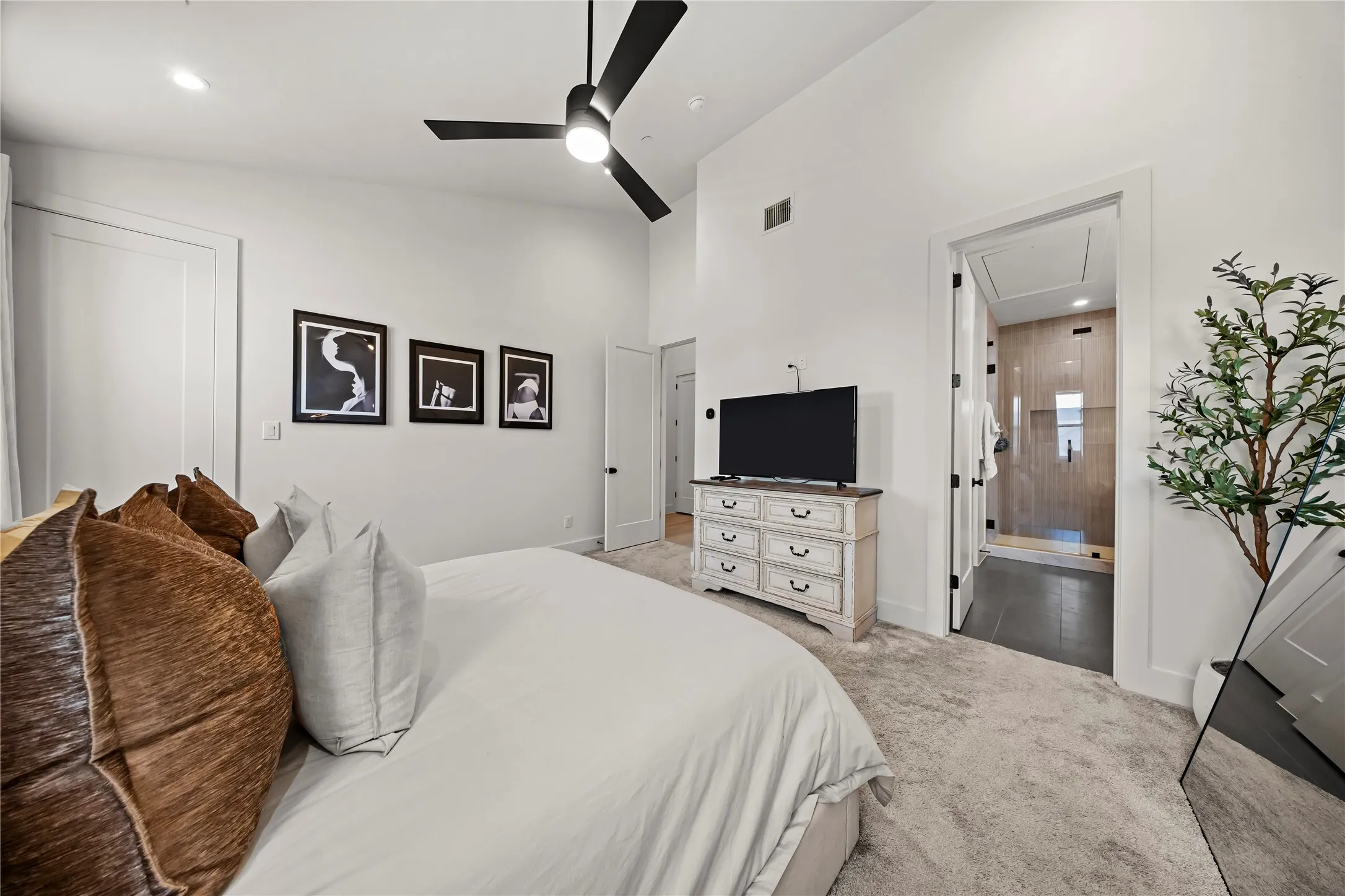 Vaulted ceiling with a contemporary ceiling fan, recessed lighting, and soft carpet flooring