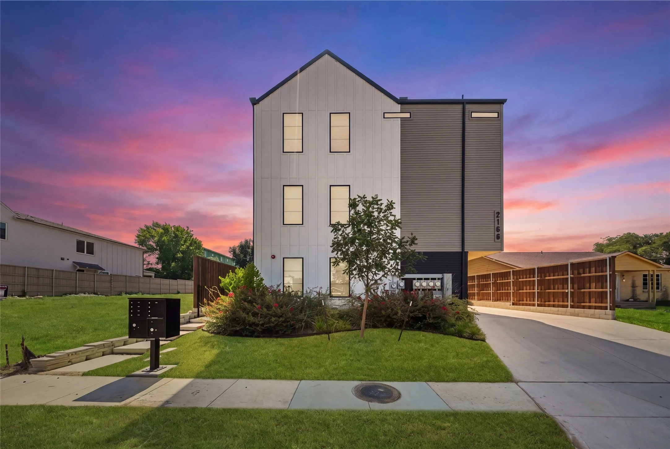Condominium For Sale in Dallas County , 2166 Lovedale Avenue 102, Dallas, Texas 75235, 2 Bedroom, 3 Bathroom, 2 Garage spaces, 1,591 Sqft, built in 2023, mls#21369087, Real Estate Agent in Dallas, Homes For Sale in Dallas county, Homes For Sale in Dallas, Realtor in Dallas Texas, Real Estate Brokerage Independent Realty Texas, Luminita Cordes Realtor