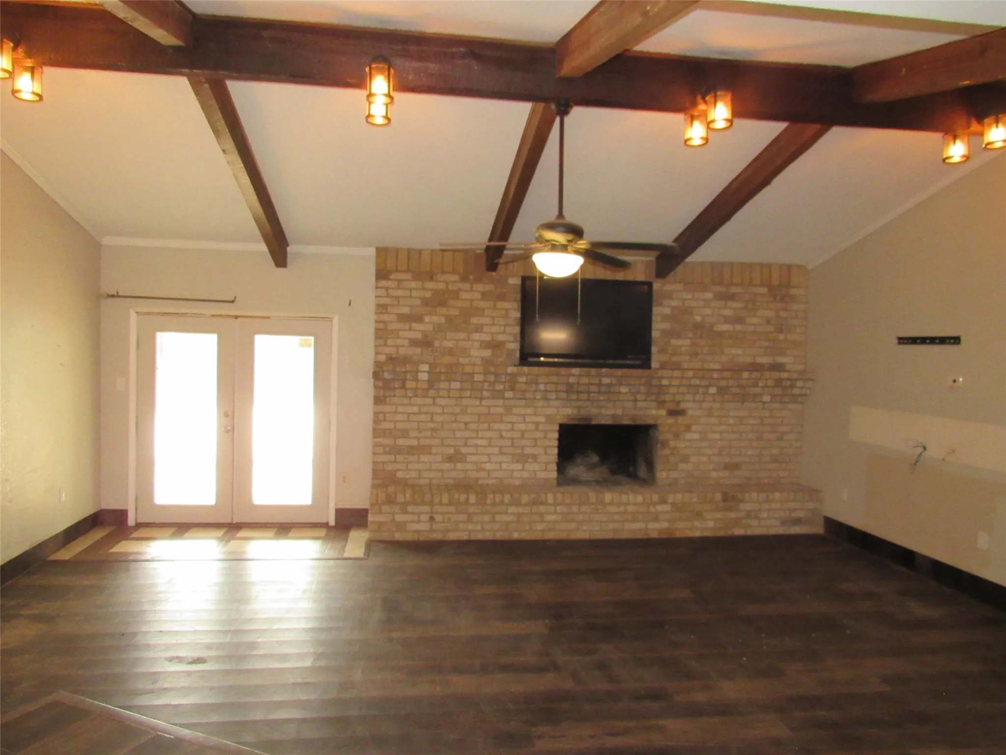 Single Family Residence For Sale in Mc Lennan County , 208 Opal Street, Hewitt, Texas 76643, 5 Bedroom, 2 Bathroom, 1 Garage spaces, 2,288 Sqft, built in 1975, mls#21369538, Real Estate Agent in Hewitt, Homes For Sale in Mc Lennan county, Homes For Sale in Hewitt, Realtor in Hewitt Texas, Real Estate Brokerage Independent Realty Texas, Luminita Cordes Realtor