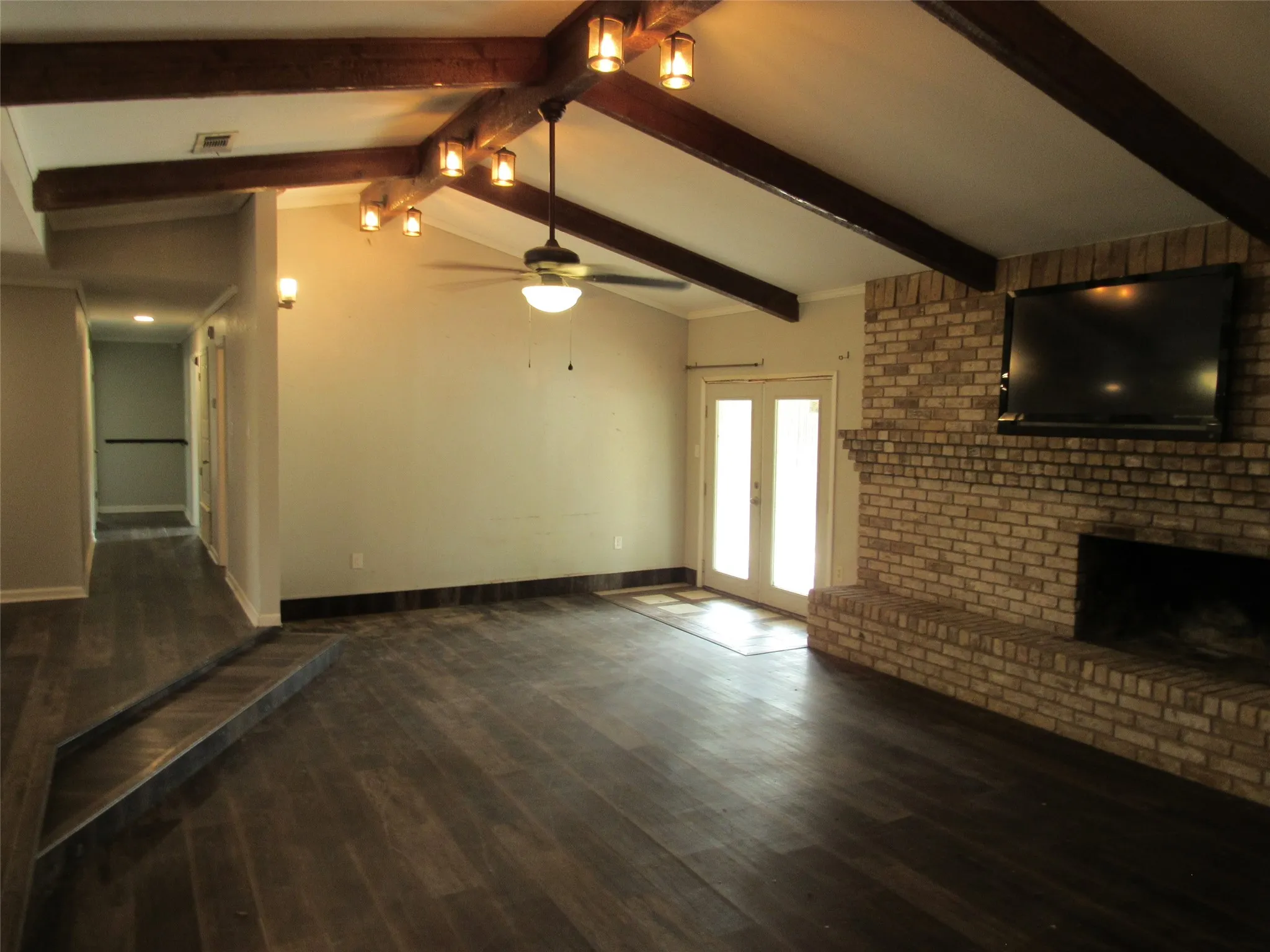 Single Family Residence For Sale in Mc Lennan County , 208 Opal Street, Hewitt, Texas 76643, 5 Bedroom, 2 Bathroom, 1 Garage spaces, 2,288 Sqft, built in 1975, mls#21369538, Real Estate Agent in Hewitt, Homes For Sale in Mc Lennan county, Homes For Sale in Hewitt, Realtor in Hewitt Texas, Real Estate Brokerage Independent Realty Texas, Luminita Cordes Realtor