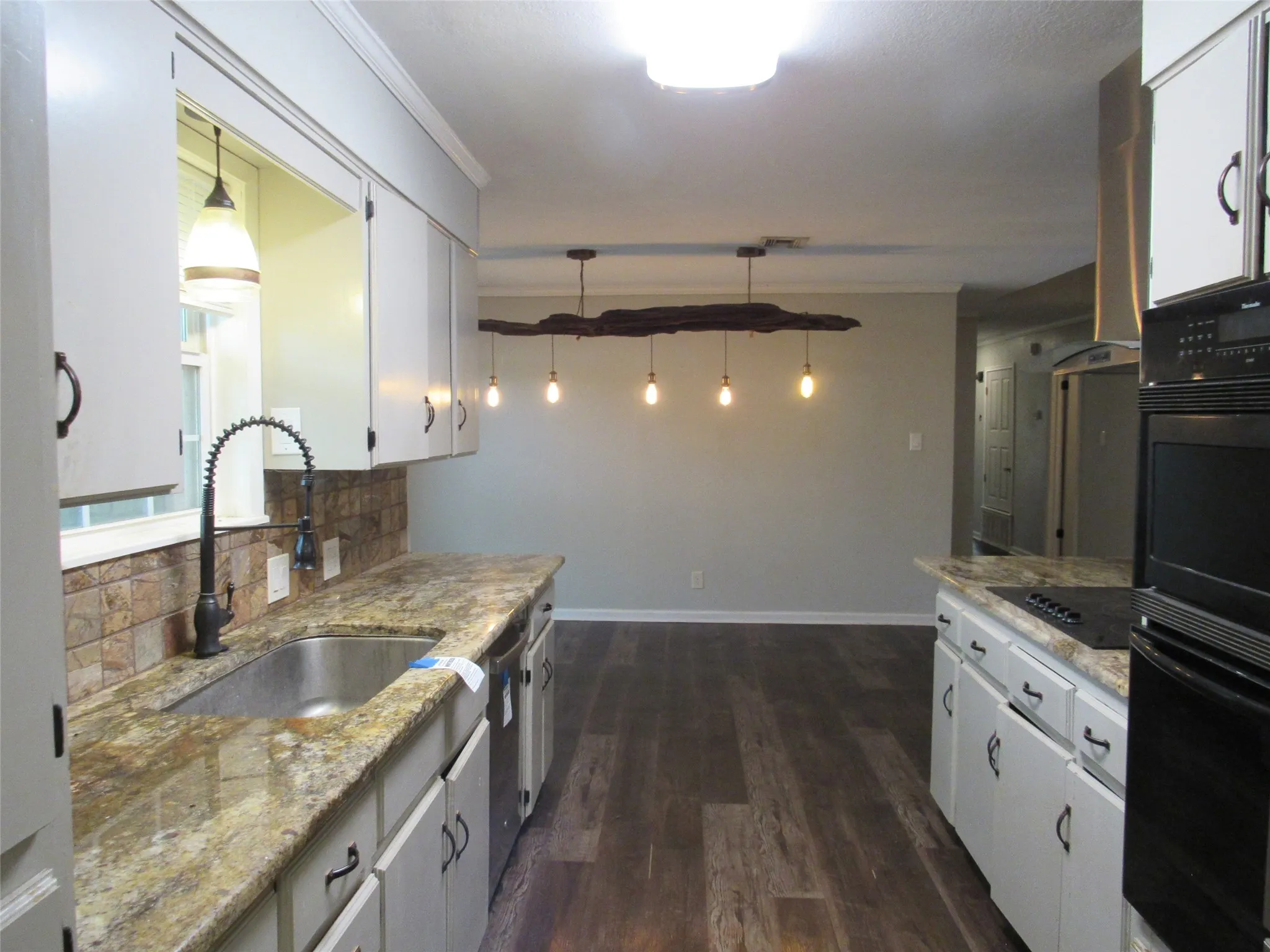 Single Family Residence For Sale in Mc Lennan County , 208 Opal Street, Hewitt, Texas 76643, 5 Bedroom, 2 Bathroom, 1 Garage spaces, 2,288 Sqft, built in 1975, mls#21369538, Real Estate Agent in Hewitt, Homes For Sale in Mc Lennan county, Homes For Sale in Hewitt, Realtor in Hewitt Texas, Real Estate Brokerage Independent Realty Texas, Luminita Cordes Realtor