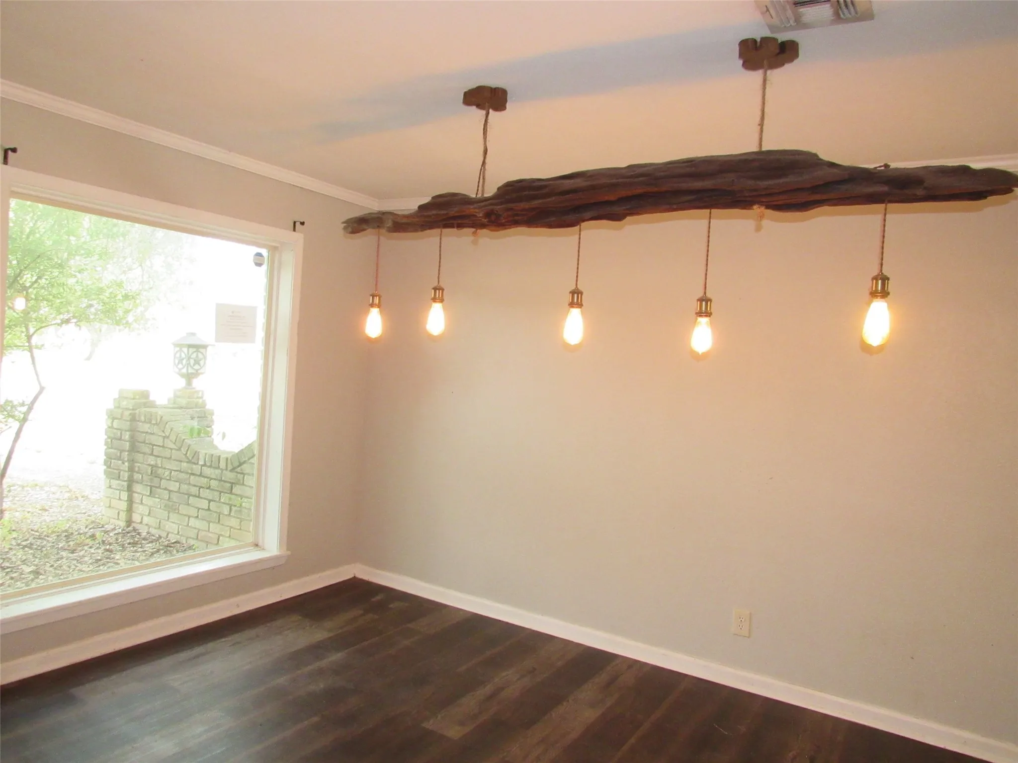 Single Family Residence For Sale in Mc Lennan County , 208 Opal Street, Hewitt, Texas 76643, 5 Bedroom, 2 Bathroom, 1 Garage spaces, 2,288 Sqft, built in 1975, mls#21369538, Real Estate Agent in Hewitt, Homes For Sale in Mc Lennan county, Homes For Sale in Hewitt, Realtor in Hewitt Texas, Real Estate Brokerage Independent Realty Texas, Luminita Cordes Realtor