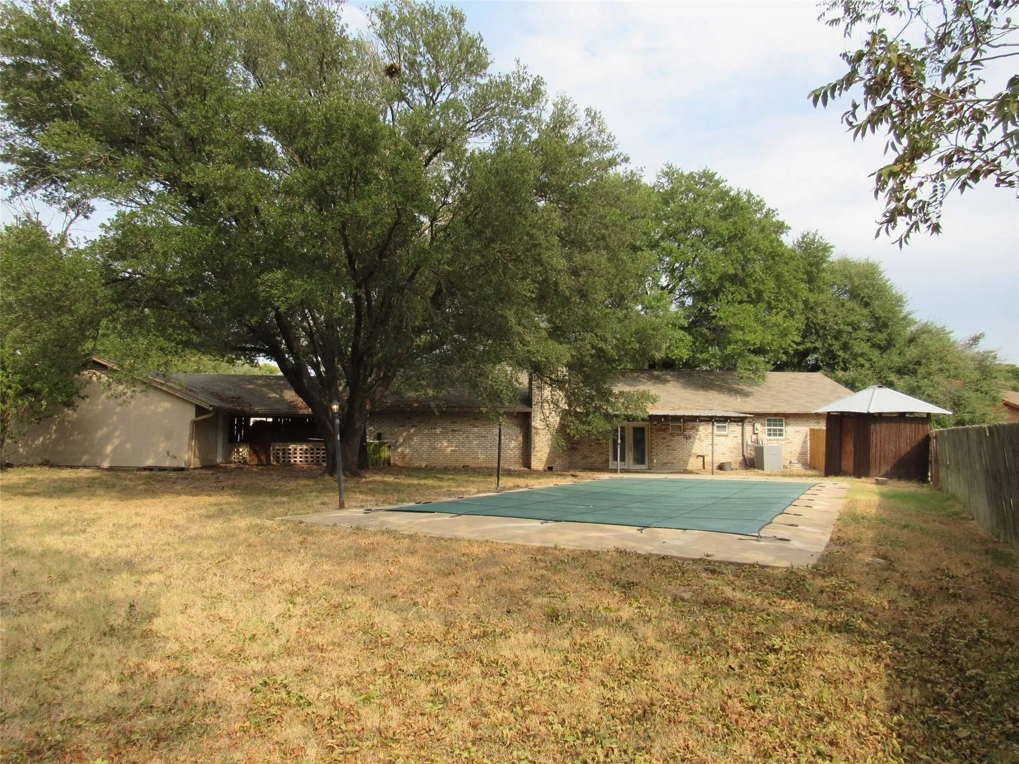 Single Family Residence For Sale in Mc Lennan County , 208 Opal Street, Hewitt, Texas 76643, 5 Bedroom, 2 Bathroom, 1 Garage spaces, 2,288 Sqft, built in 1975, mls#21369538, Real Estate Agent in Hewitt, Homes For Sale in Mc Lennan county, Homes For Sale in Hewitt, Realtor in Hewitt Texas, Real Estate Brokerage Independent Realty Texas, Luminita Cordes Realtor