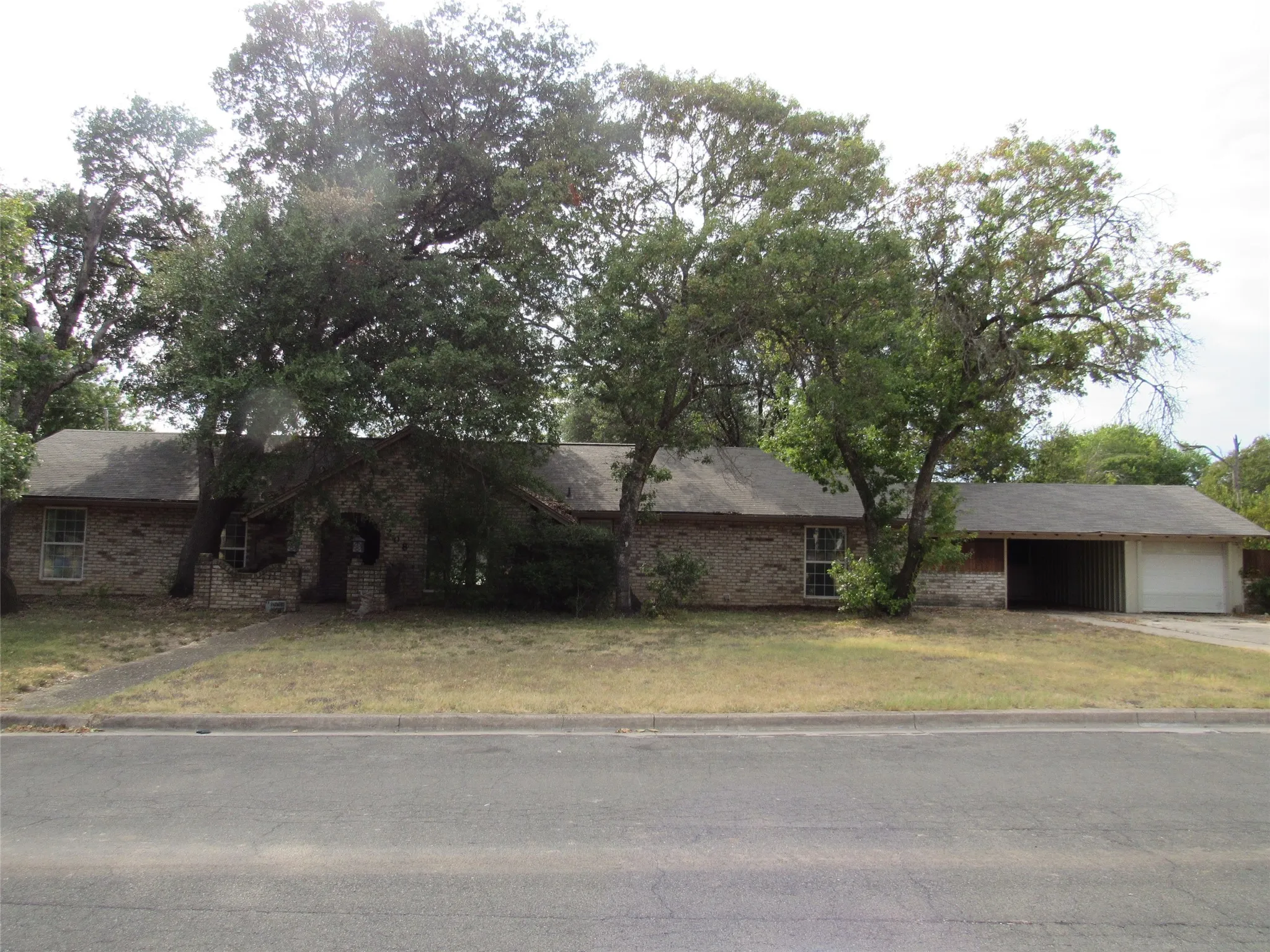 Single Family Residence For Sale in Mc Lennan County , 208 Opal Street, Hewitt, Texas 76643, 5 Bedroom, 2 Bathroom, 1 Garage spaces, 2,288 Sqft, built in 1975, mls#21369538, Real Estate Agent in Hewitt, Homes For Sale in Mc Lennan county, Homes For Sale in Hewitt, Realtor in Hewitt Texas, Real Estate Brokerage Independent Realty Texas, Luminita Cordes Realtor