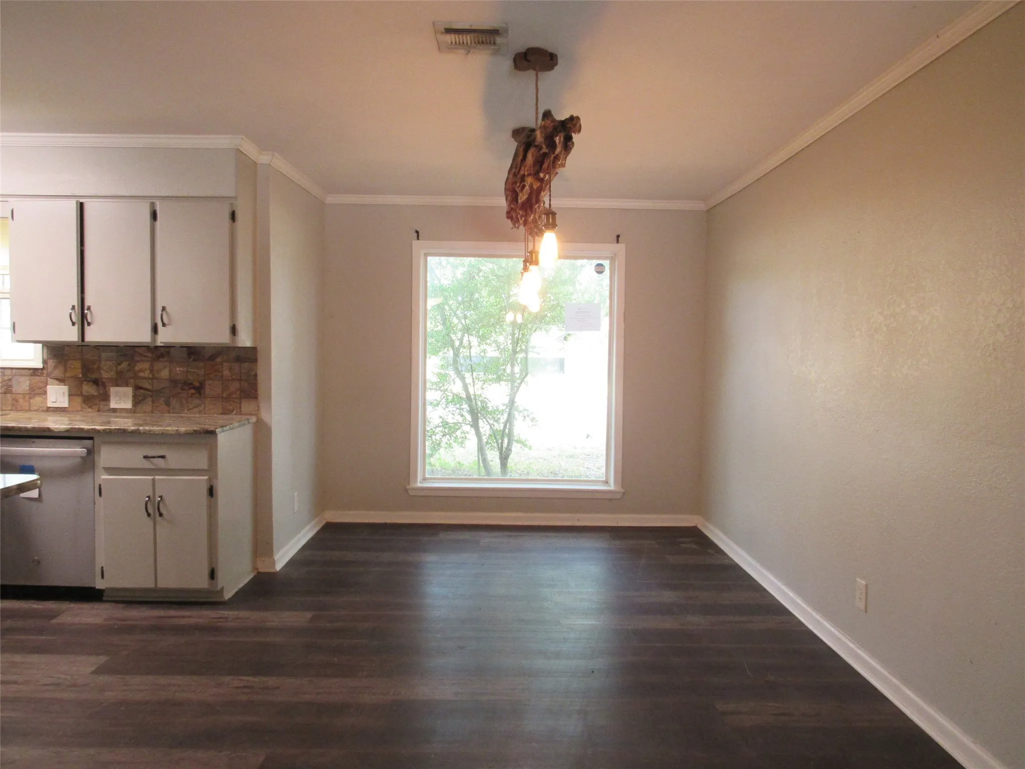 Single Family Residence For Sale in Mc Lennan County , 208 Opal Street, Hewitt, Texas 76643, 5 Bedroom, 2 Bathroom, 1 Garage spaces, 2,288 Sqft, built in 1975, mls#21369538, Real Estate Agent in Hewitt, Homes For Sale in Mc Lennan county, Homes For Sale in Hewitt, Realtor in Hewitt Texas, Real Estate Brokerage Independent Realty Texas, Luminita Cordes Realtor