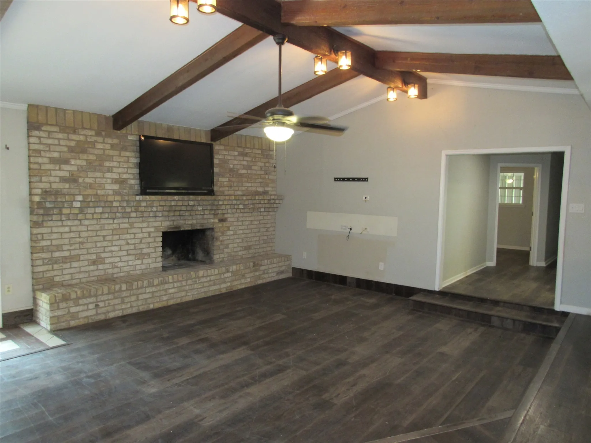 Single Family Residence For Sale in Mc Lennan County , 208 Opal Street, Hewitt, Texas 76643, 5 Bedroom, 2 Bathroom, 1 Garage spaces, 2,288 Sqft, built in 1975, mls#21369538, Real Estate Agent in Hewitt, Homes For Sale in Mc Lennan county, Homes For Sale in Hewitt, Realtor in Hewitt Texas, Real Estate Brokerage Independent Realty Texas, Luminita Cordes Realtor