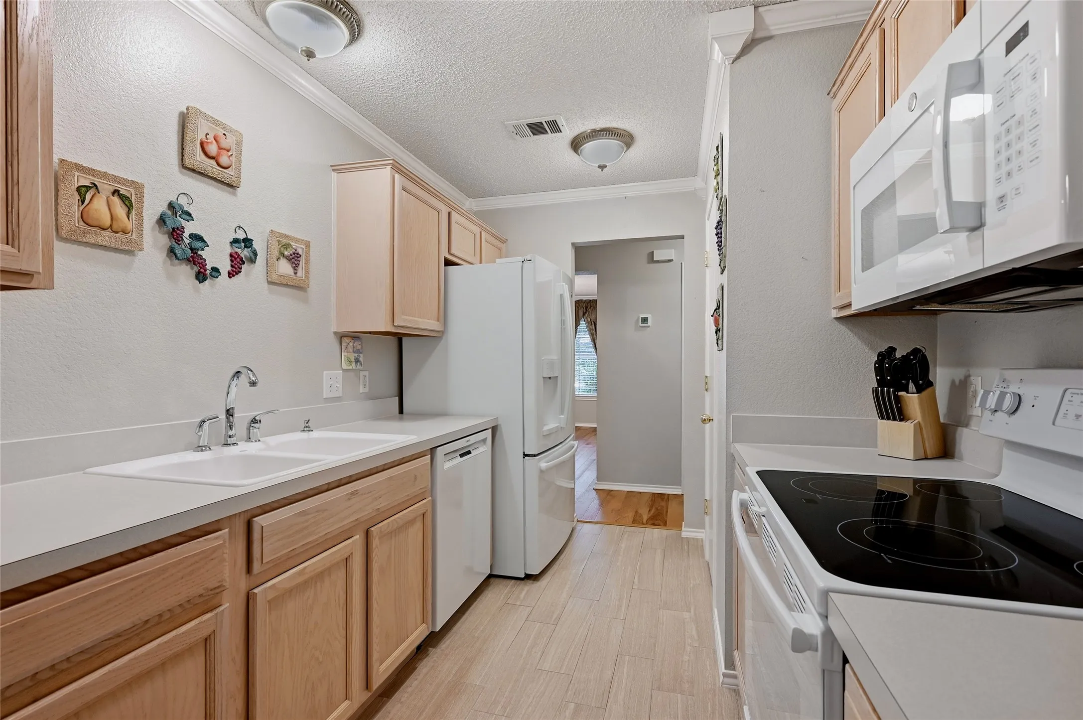 Single Family Residence For Sale in Grayson County , 1601 Creekside, Sherman, Texas 75092, 3 Bedroom, 2 Bathroom, 2 Garage spaces, 1,595 Sqft, built in 2003, mls#21368319, Real Estate Agent in Sherman, Homes For Sale in Grayson county, Homes For Sale in Sherman, Realtor in Sherman Texas, Real Estate Brokerage Independent Realty Texas, Luminita Cordes Realtor
