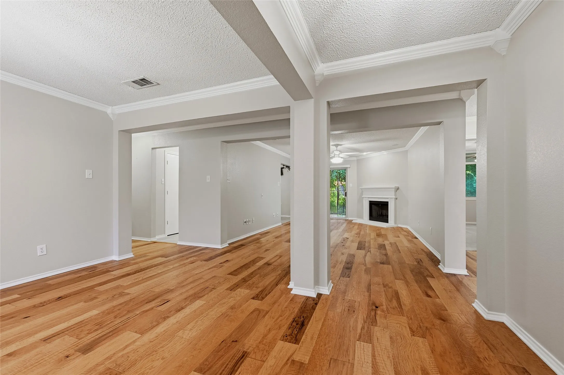 Single Family Residence For Sale in Grayson County , 1601 Creekside, Sherman, Texas 75092, 3 Bedroom, 2 Bathroom, 2 Garage spaces, 1,595 Sqft, built in 2003, mls#21368319, Real Estate Agent in Sherman, Homes For Sale in Grayson county, Homes For Sale in Sherman, Realtor in Sherman Texas, Real Estate Brokerage Independent Realty Texas, Luminita Cordes Realtor