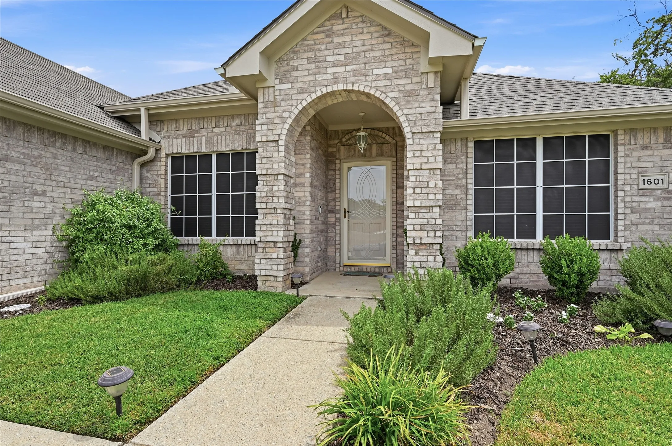 Single Family Residence For Sale in Grayson County , 1601 Creekside, Sherman, Texas 75092, 3 Bedroom, 2 Bathroom, 2 Garage spaces, 1,595 Sqft, built in 2003, mls#21368319, Real Estate Agent in Sherman, Homes For Sale in Grayson county, Homes For Sale in Sherman, Realtor in Sherman Texas, Real Estate Brokerage Independent Realty Texas, Luminita Cordes Realtor
