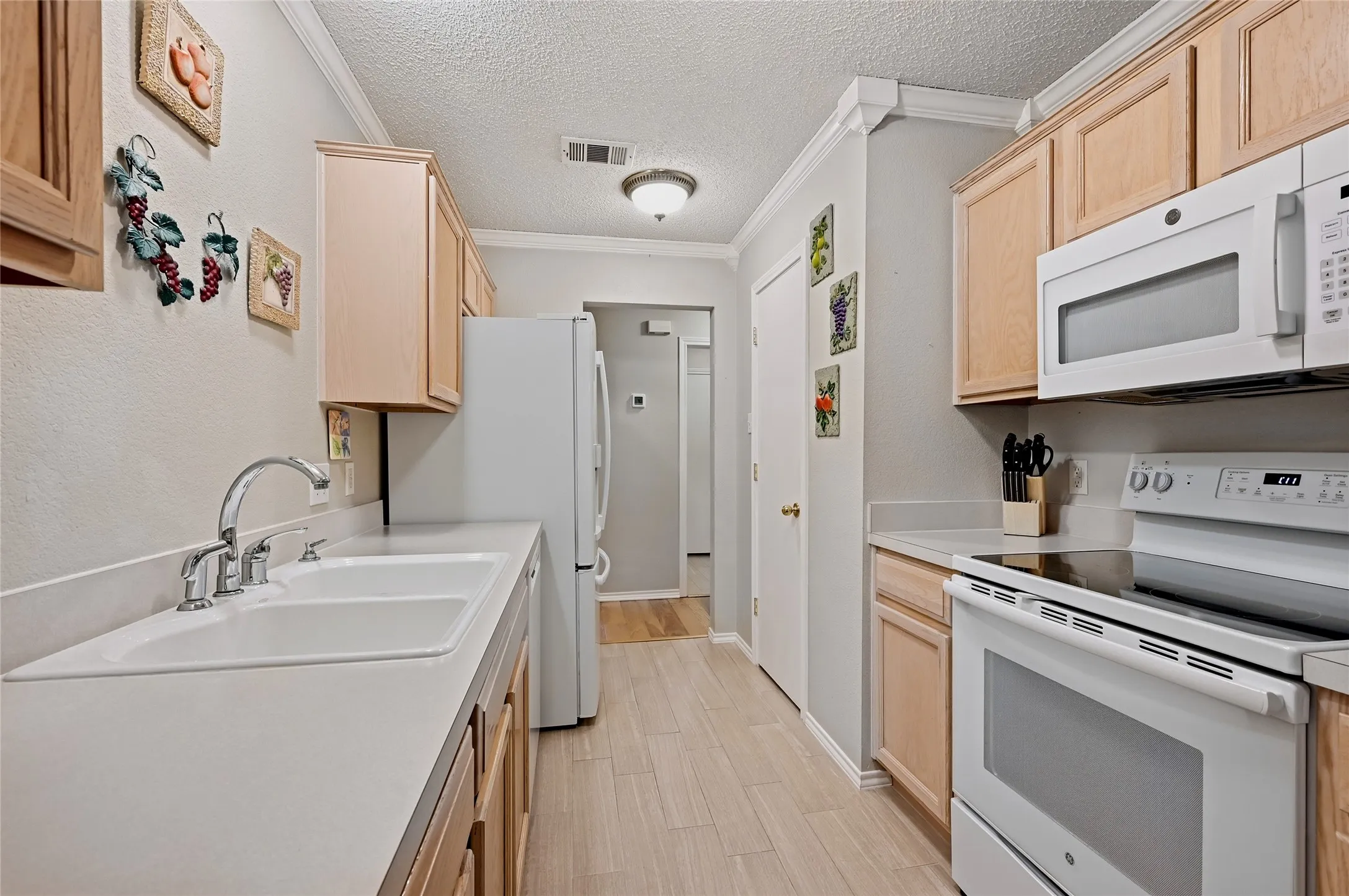 Single Family Residence For Sale in Grayson County , 1601 Creekside, Sherman, Texas 75092, 3 Bedroom, 2 Bathroom, 2 Garage spaces, 1,595 Sqft, built in 2003, mls#21368319, Real Estate Agent in Sherman, Homes For Sale in Grayson county, Homes For Sale in Sherman, Realtor in Sherman Texas, Real Estate Brokerage Independent Realty Texas, Luminita Cordes Realtor