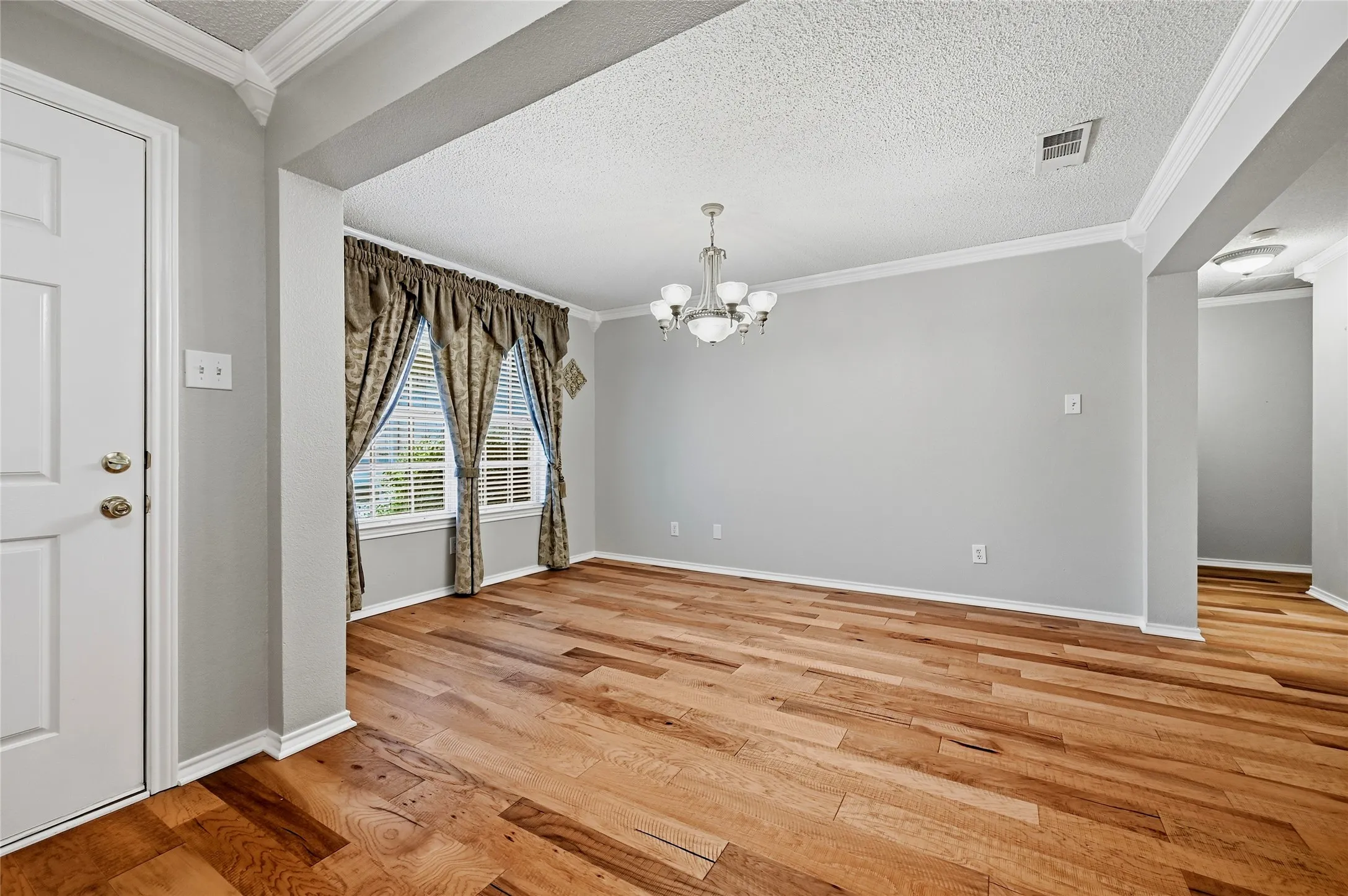 Single Family Residence For Sale in Grayson County , 1601 Creekside, Sherman, Texas 75092, 3 Bedroom, 2 Bathroom, 2 Garage spaces, 1,595 Sqft, built in 2003, mls#21368319, Real Estate Agent in Sherman, Homes For Sale in Grayson county, Homes For Sale in Sherman, Realtor in Sherman Texas, Real Estate Brokerage Independent Realty Texas, Luminita Cordes Realtor