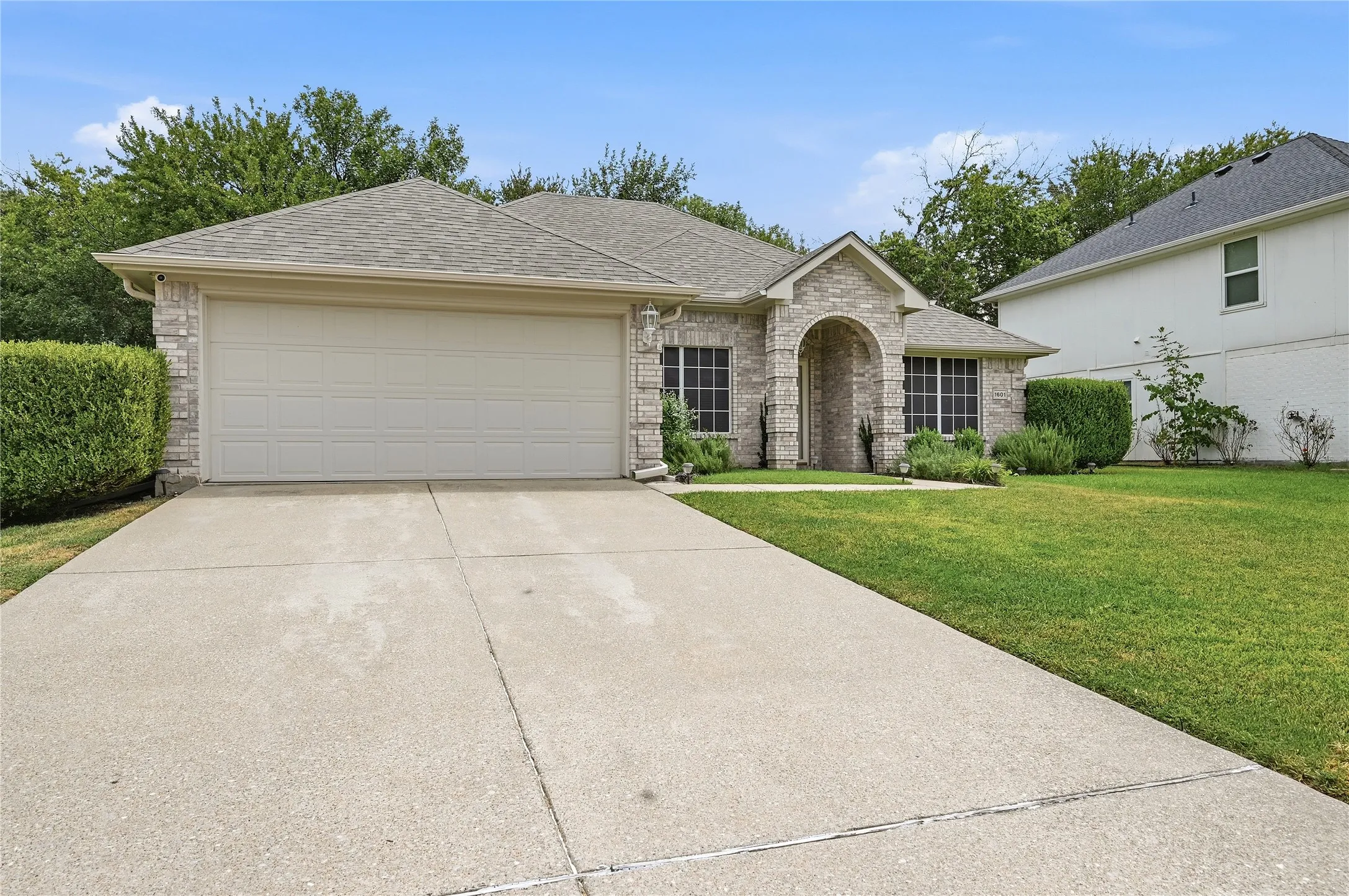Single Family Residence For Sale in Grayson County , 1601 Creekside, Sherman, Texas 75092, 3 Bedroom, 2 Bathroom, 2 Garage spaces, 1,595 Sqft, built in 2003, mls#21368319, Real Estate Agent in Sherman, Homes For Sale in Grayson county, Homes For Sale in Sherman, Realtor in Sherman Texas, Real Estate Brokerage Independent Realty Texas, Luminita Cordes Realtor
