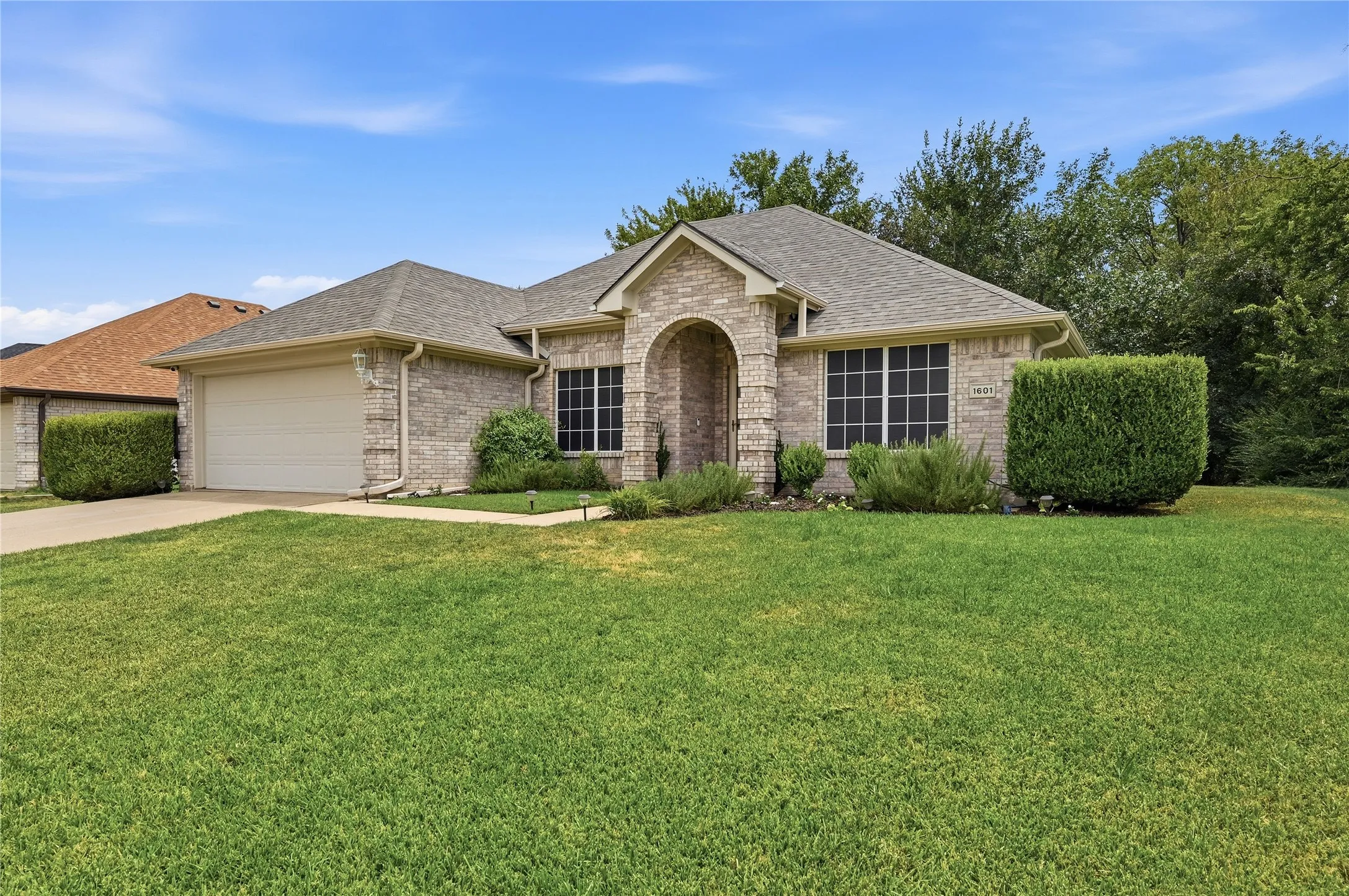 Single Family Residence For Sale in Grayson County , 1601 Creekside, Sherman, Texas 75092, 3 Bedroom, 2 Bathroom, 2 Garage spaces, 1,595 Sqft, built in 2003, mls#21368319, Real Estate Agent in Sherman, Homes For Sale in Grayson county, Homes For Sale in Sherman, Realtor in Sherman Texas, Real Estate Brokerage Independent Realty Texas, Luminita Cordes Realtor